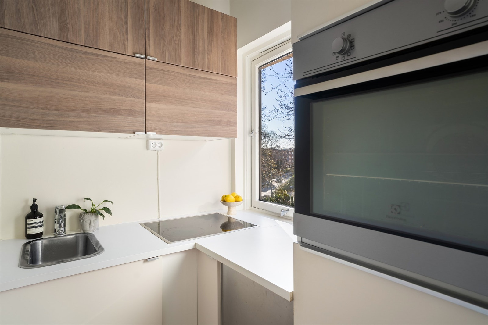 Praktisk løsning med både skuffer og benkeplass. Det er også et vindu på kjøkkenet som gir naturlig lys inn i rommet. Galleribilde