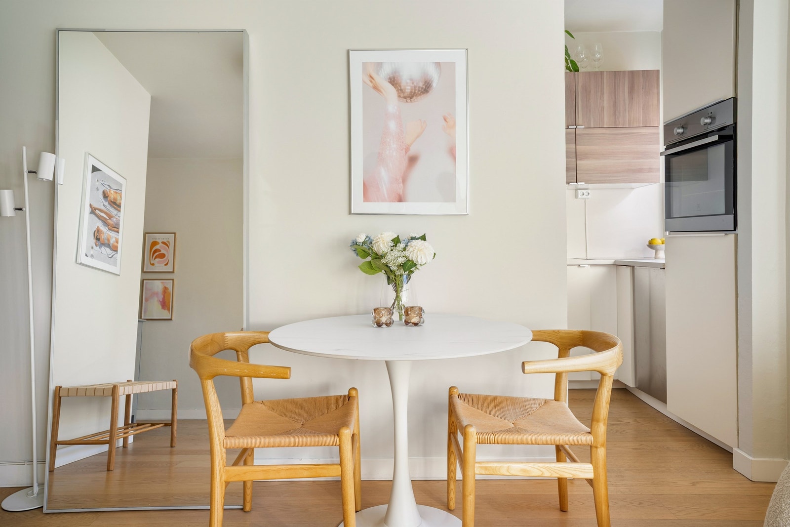 Her er det plass til hyggelig spisebord. Galleribilde