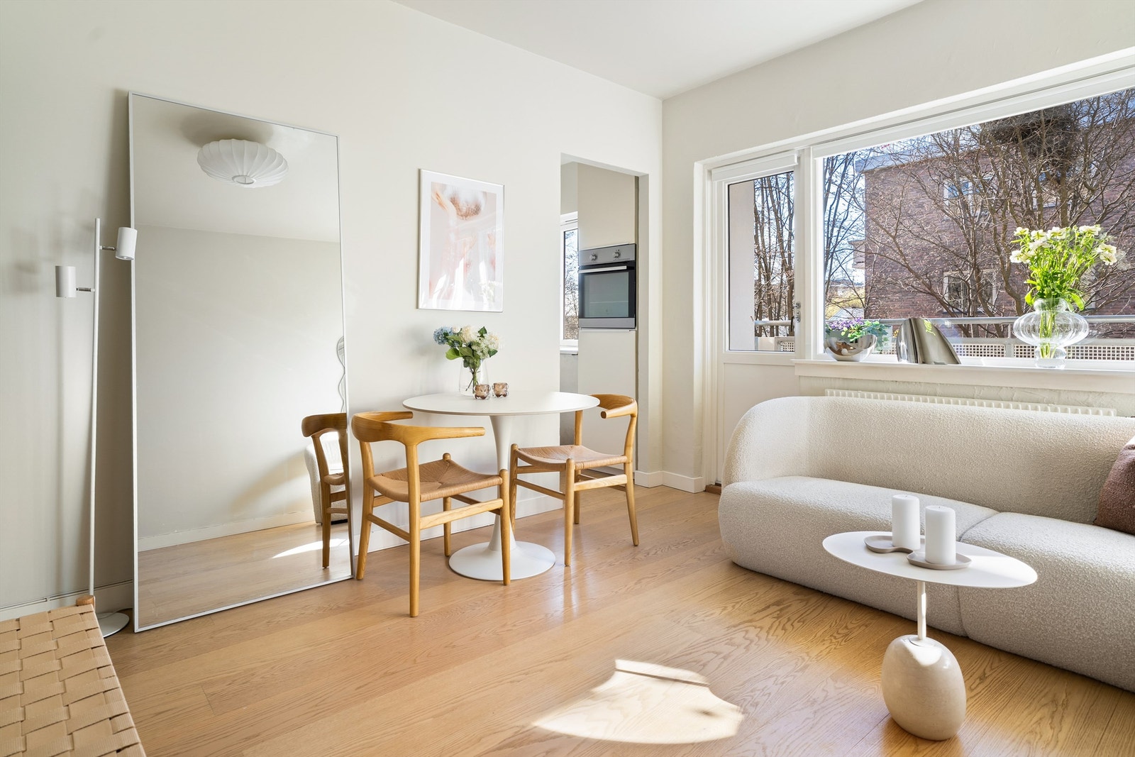 Store vindusflater som gir leiligheten et luftig særpreg og sikrer rikelig med dagslys. Galleribilde