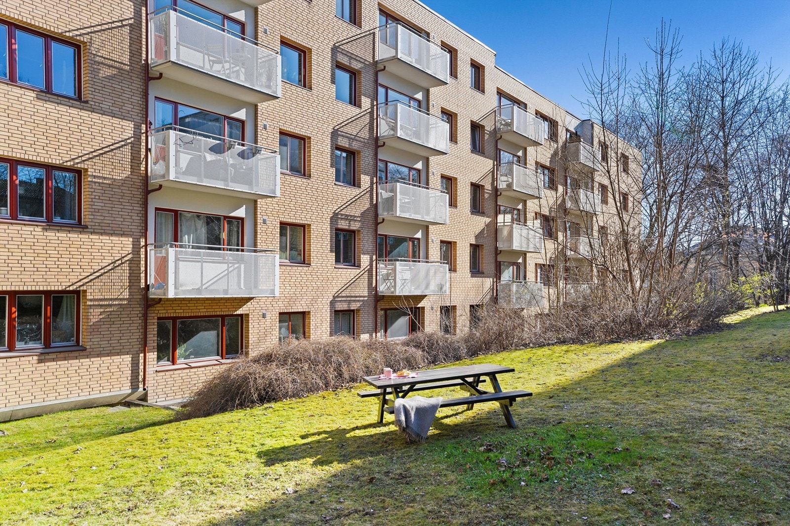 Hyggelige uteområdet i skjermet bakgård felles for sameiet. Galleribilde