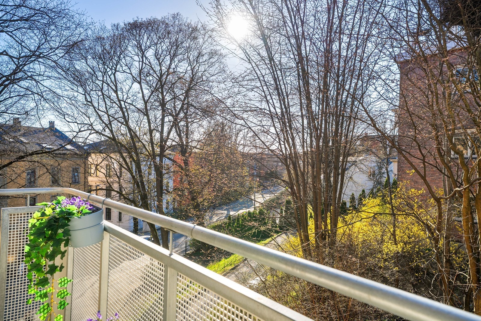 Leiligheten ligger skjermet til mot hyggelig bakgård/nabogård. Galleribilde