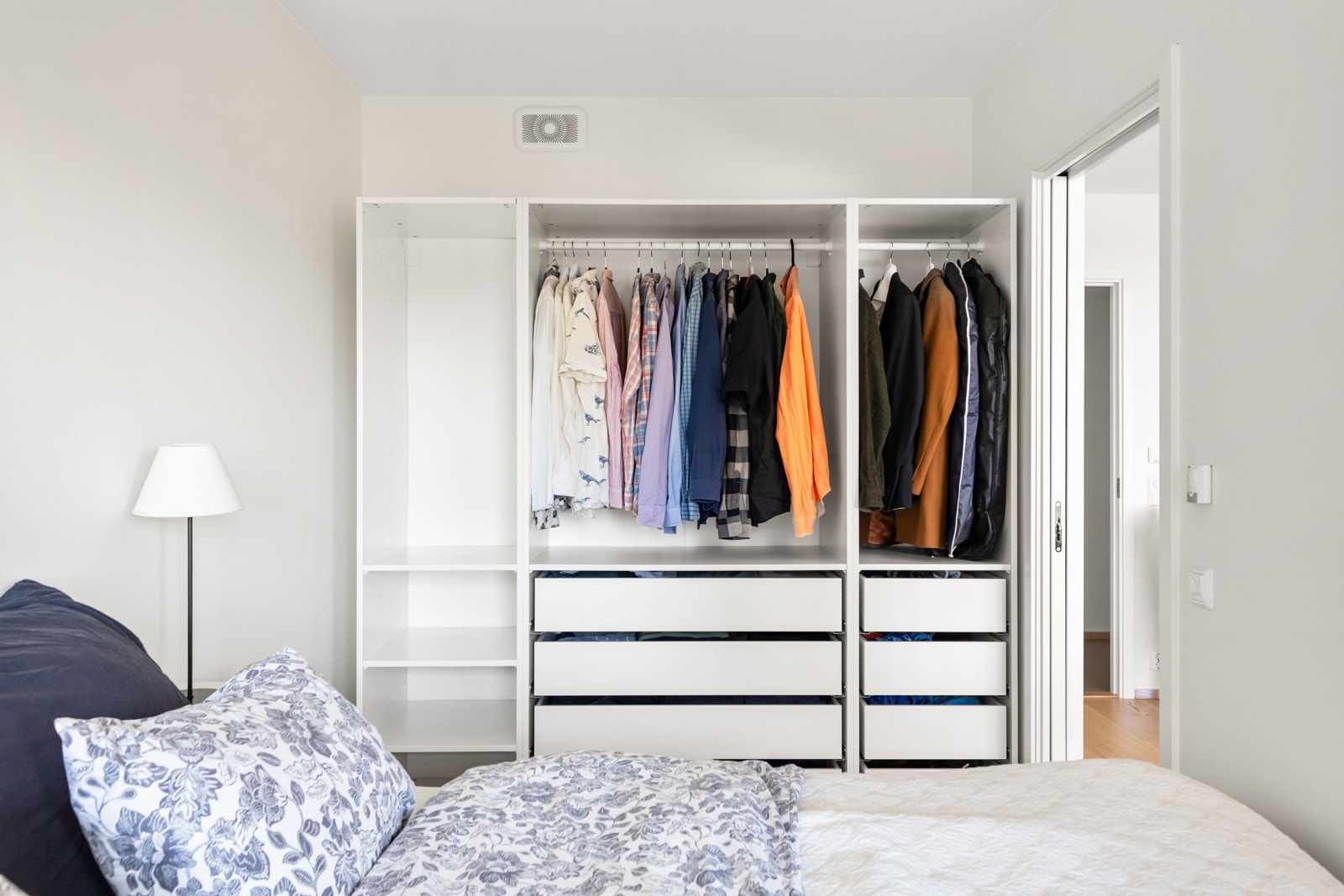 Medfølge garderobe med god oppbevaring. Galleribilde