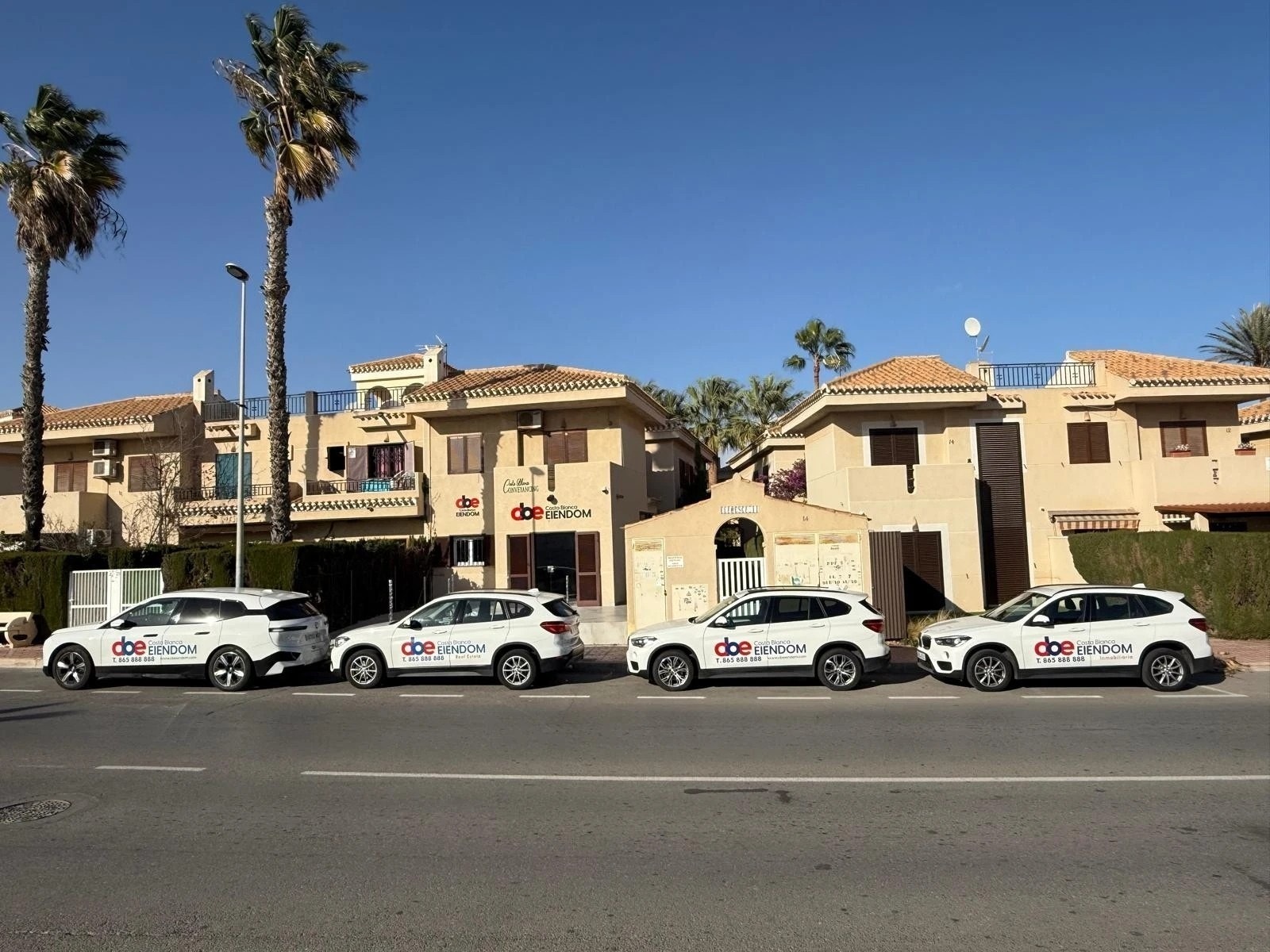 Kontoret i Playa Flamenca - drop in eller ring +34 865 888 888 for et møte Galleribilde