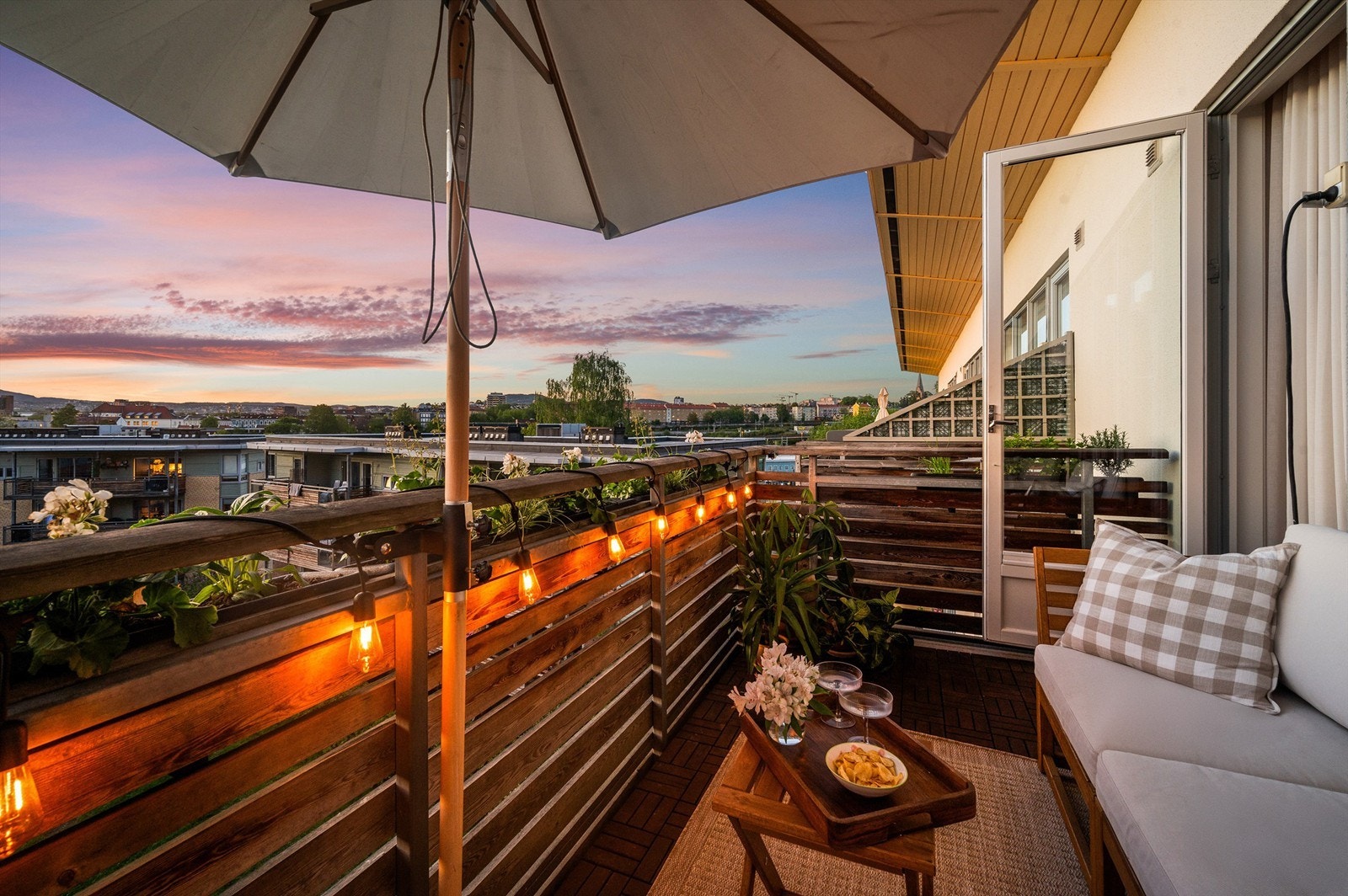 En lekker 3- roms leilighet med spennende utforming, fin arkitektur og svært gode sol- og utsiktsforhold! Galleribilde