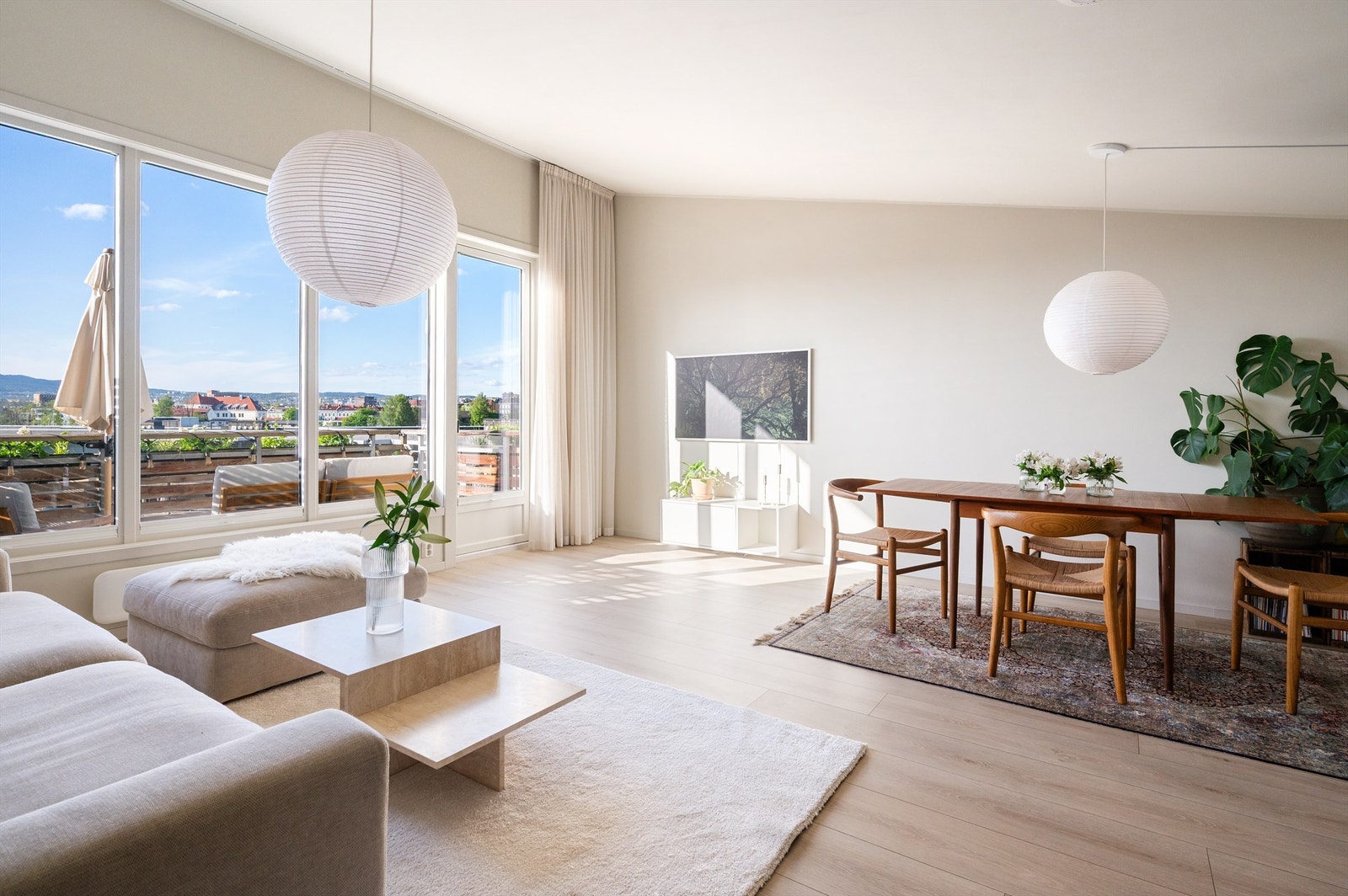 Stuen er romslig og med store vindusflater som bidrar til en lys og harmonisk atmosfære, i tillegg til å vise den vidstrakte utsikten over byen. Galleribilde