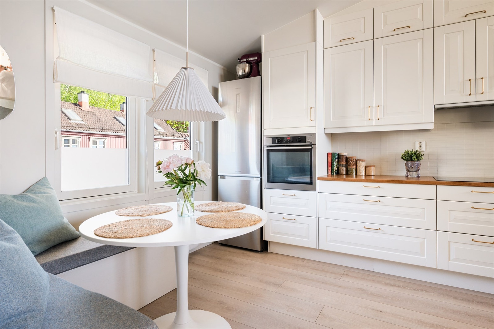 Innredningen er tidløs med hvite profilerte fronter, laminat benkeplate med nedfelt oppvaskkum. Hvitevarene består av integrert induksjonstopp, stekeovn og oppvaskmaskin. Galleribilde