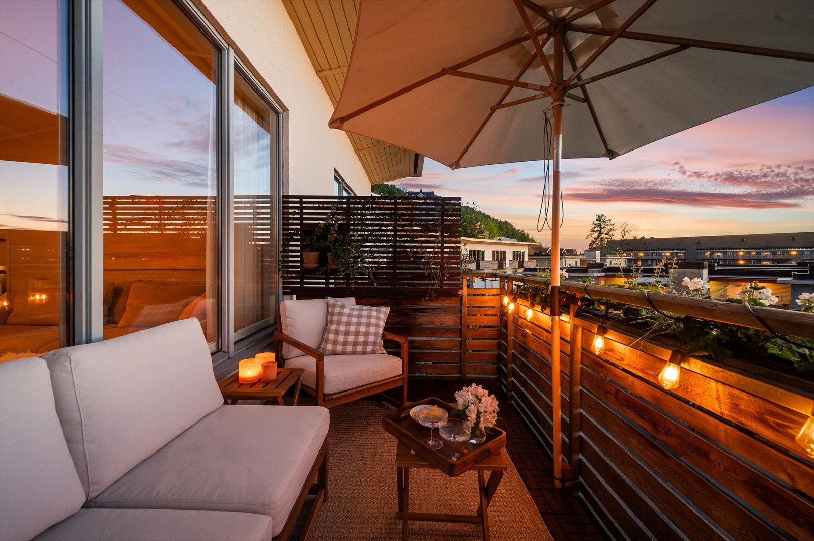 Det er god plass til sittegruppe og på årets varme dager er dette naturligvis en fin forlengelse av stuen. Galleribilde