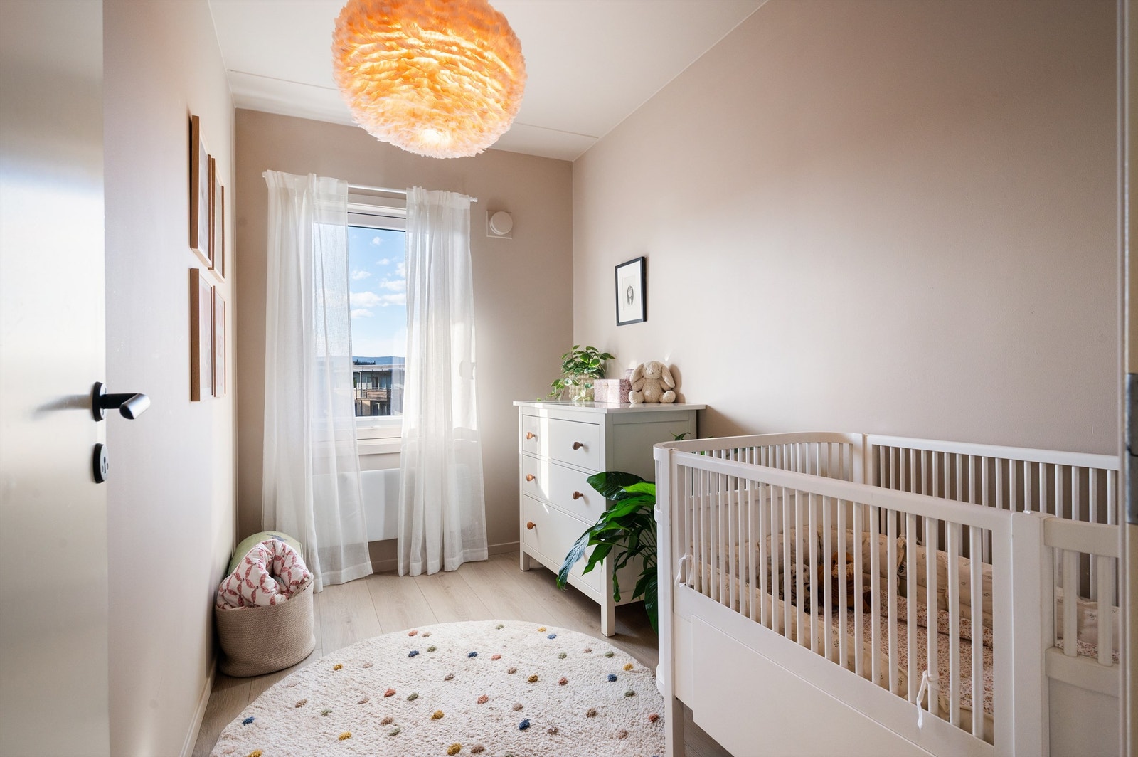 Det andre soverommet er også av god størrelse og har rom for seng, nattbord, garderobeskap eller skrivebord. Rommet er naturligvis fleksibelt i bruk og kan innredes til det man måtte trenge av f.eks. barnerom, gjesterom eller kontor. Galleribilde