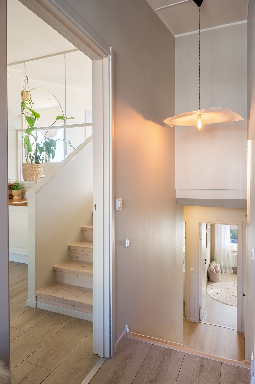 Fra entré er det adkomst ned til 2. etasje. Galleribilde