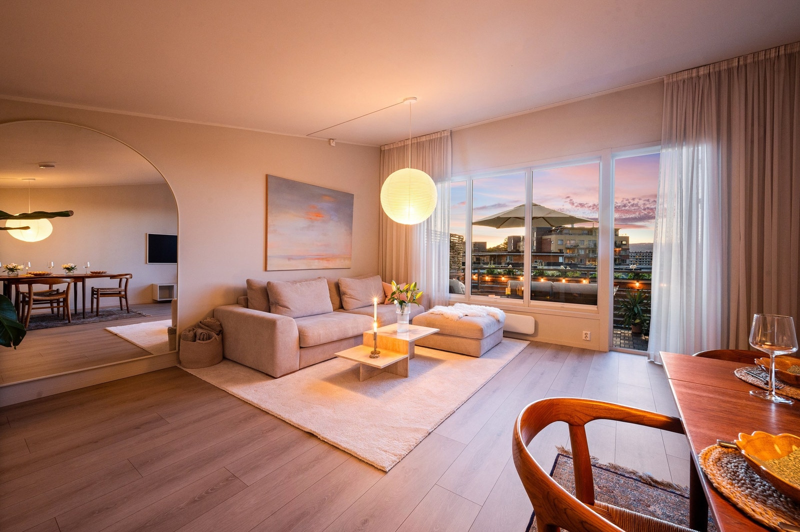 Overflatene i leiligheten er malt i delikate fargekombinasjoner som skaper en fin atmosfære, som også harmonerer fint med det lekre en-stavs gulvet. Galleribilde