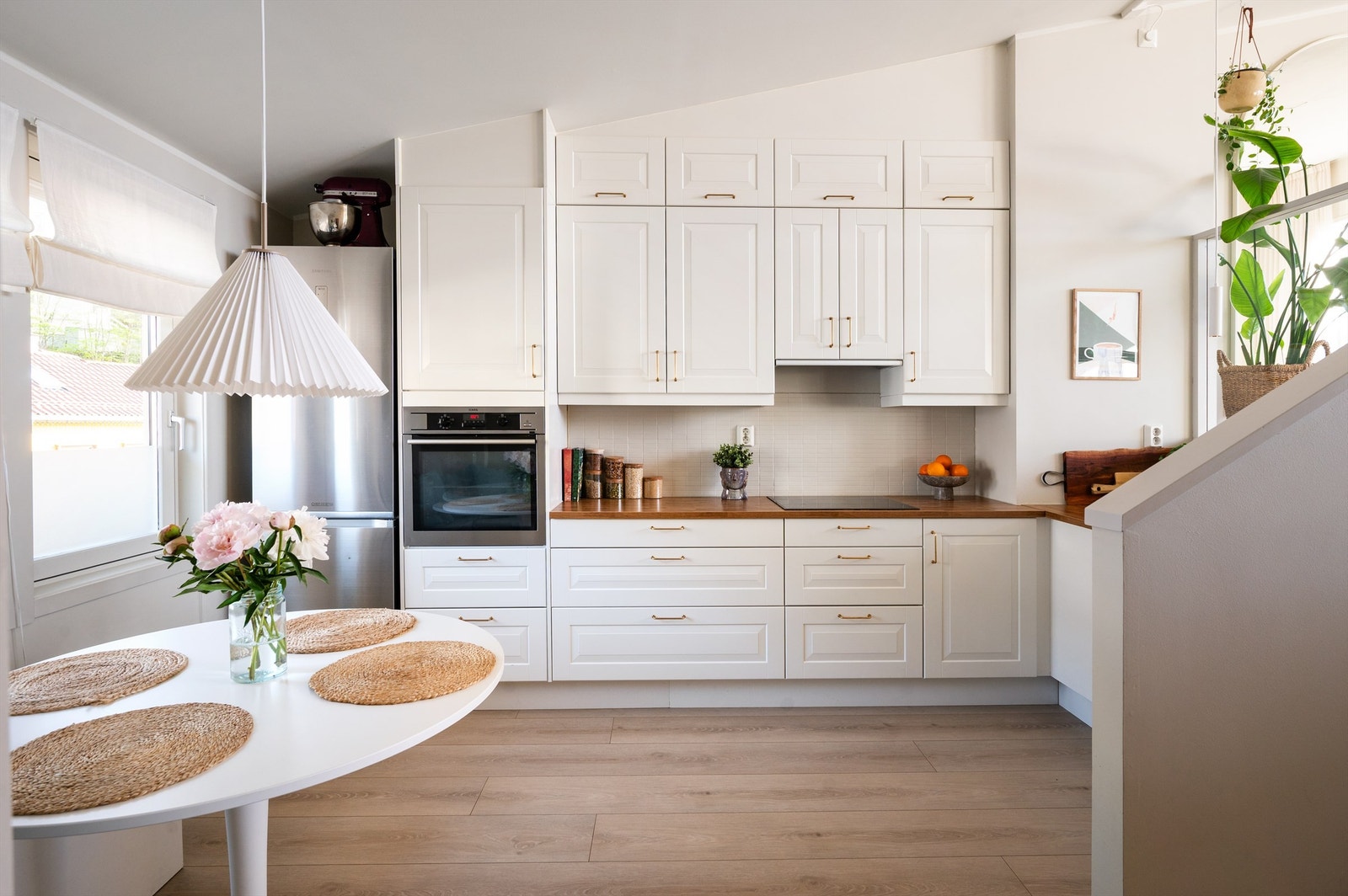 Leilighetens kjøkken har adkomst fra entré. Kjøkkeninnredningen er fra Norema og har rikelig med skap- og benkeplass, med andre ord god boltreplass for den matglade. Galleribilde