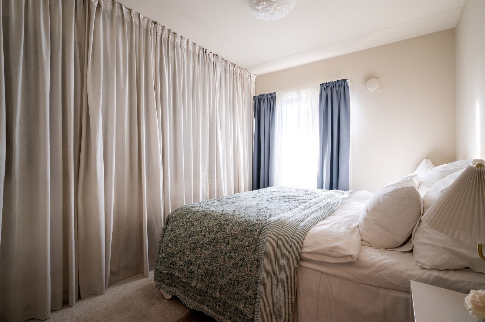 Hovedsoverommet er romslig med god plass til dobbeltseng, nattbord og oppbevaring i romslig garderobe. Galleribilde