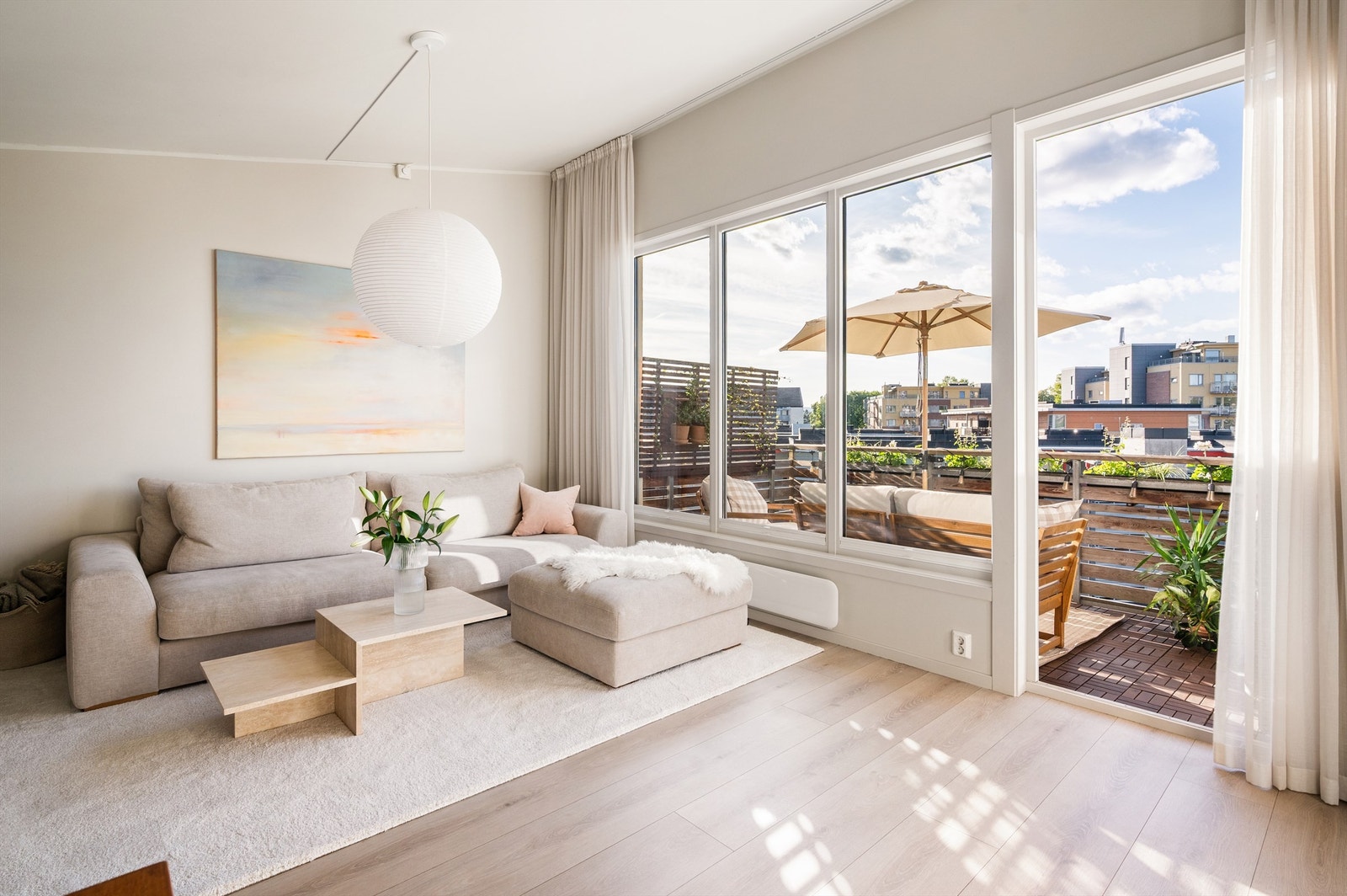 Fra stuen er det utgang til en vestvendt balkong på ca. 7 kvm som vender ut mot bakgården. Galleribilde