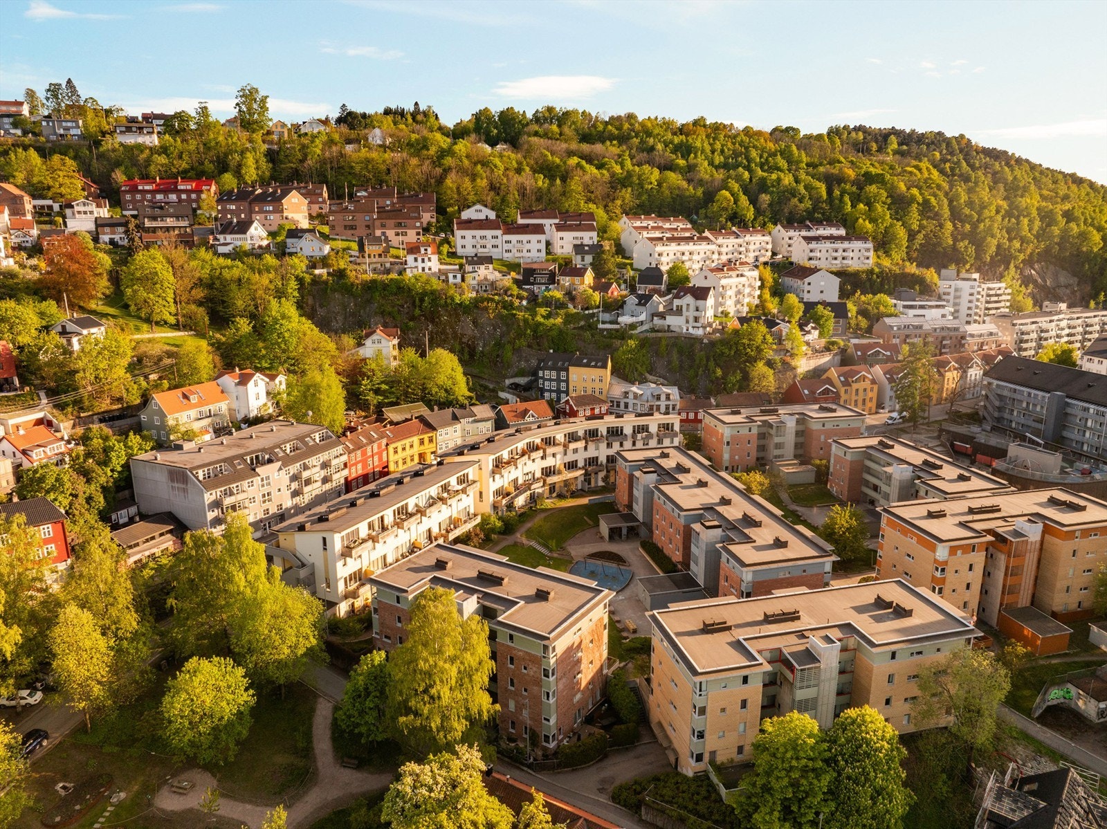 På nabotomten er det en nyere barnehage. I 2008 ble Baglerbyen satt på Selskapet for Oslo Byes Vels liste over Oslos 10 fineste nybygg og profilert i Aftenposten, antagelig på grunn av Split-Level byggene og den grønne profilen. Galleribilde