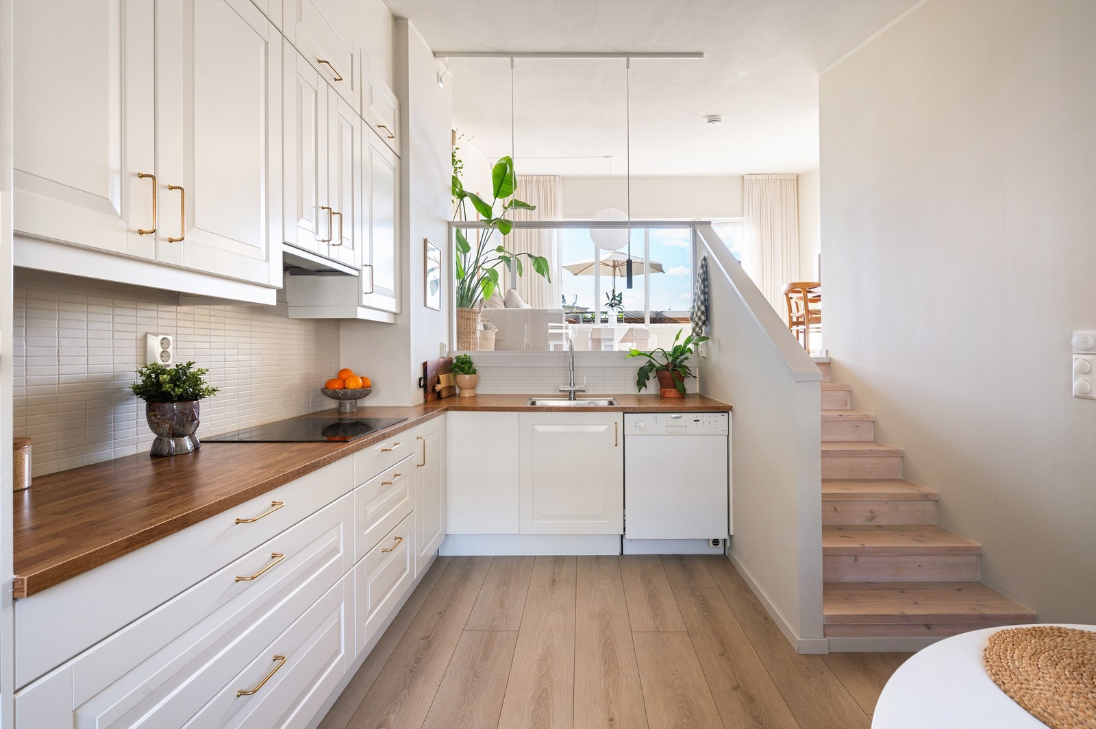 Avtrekk via mekanisk avtrekksanlegg i boenheten og 120 liter varmtvannstank er plassert i kjøkkeninnredning. Galleribilde