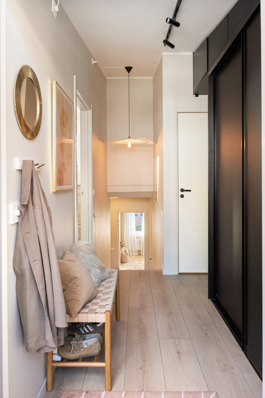 Velkommen inn! Innbydende entré som er med på å gi et godt førsteinntrykk av leiligheten. Galleribilde
