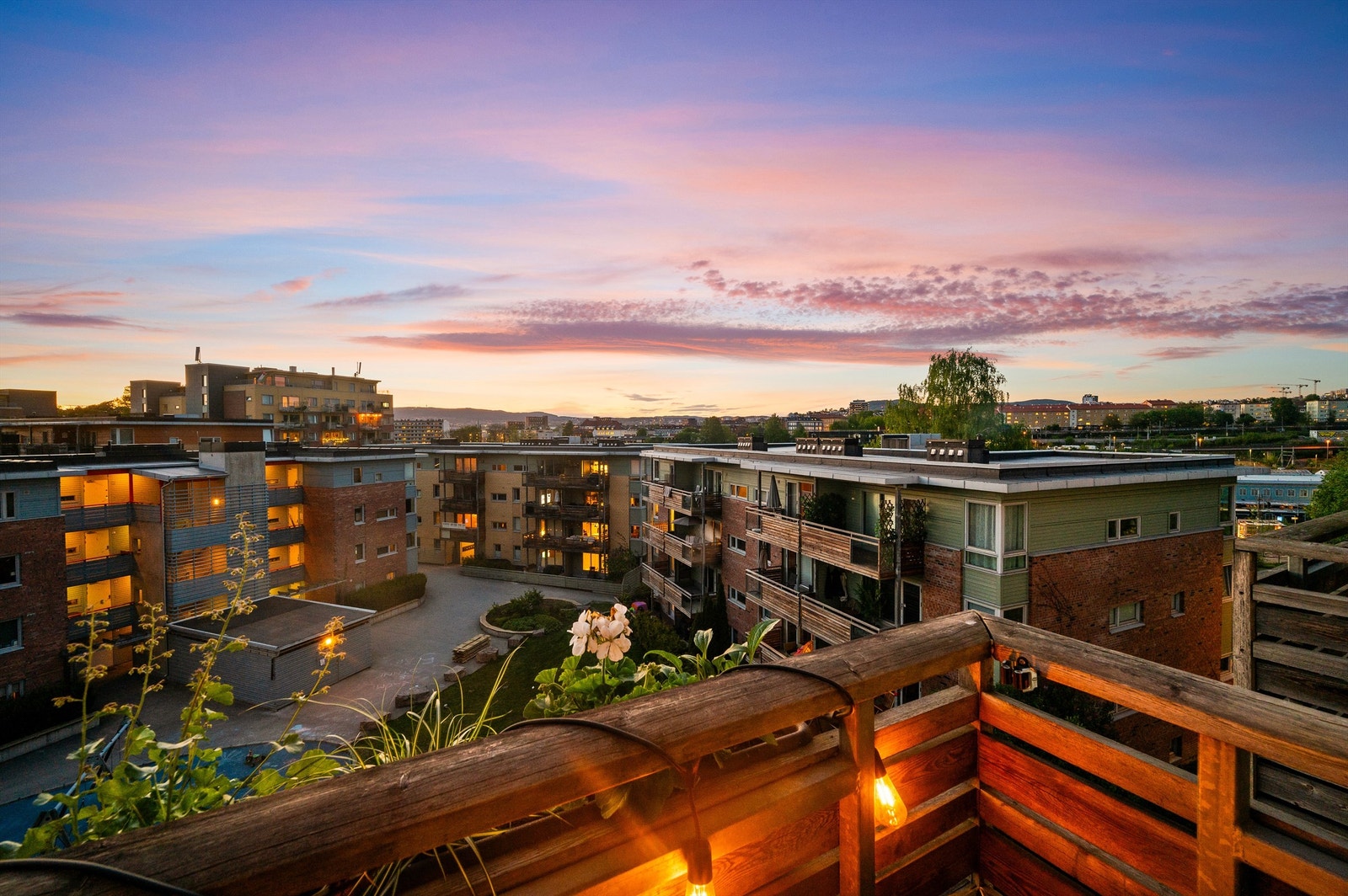 Nåværende eier opplyser om sol sommerstid fra ca. kl 15 til solnedgang. Galleribilde