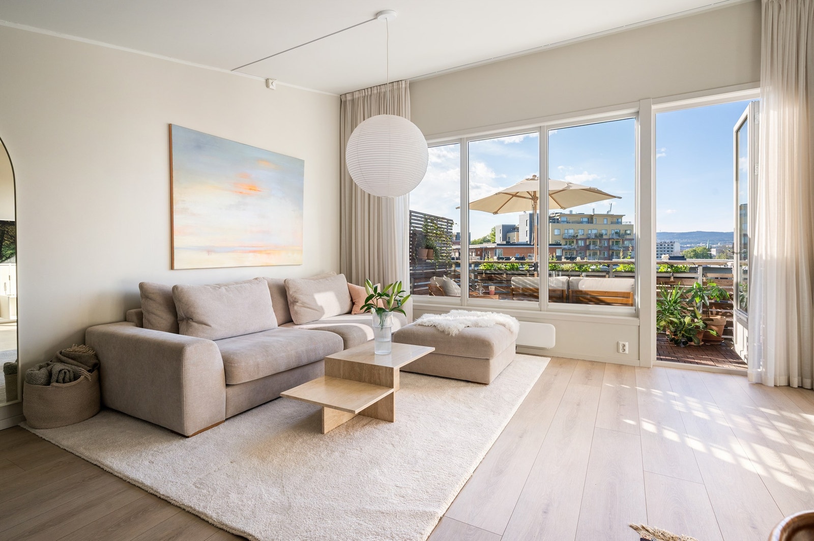 I tillegg har stuen god takhøyde som fremhever den gode romfølelsen. Galleribilde