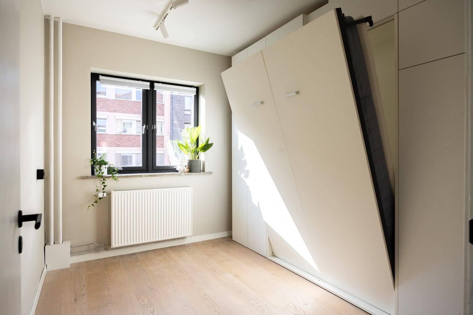 - På soverommet er det i dag er installert en praktisk skapseng som gir rommet flere bruksmuligheter - Galleribilde