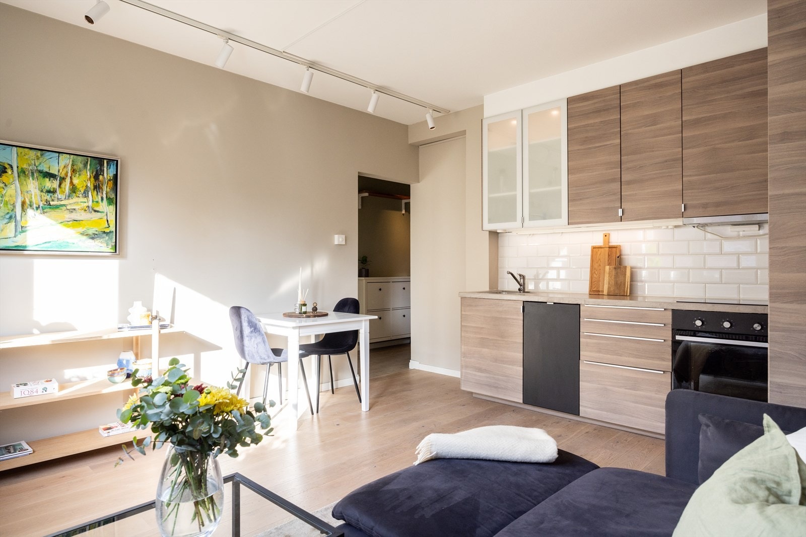 - Kjøkken fra 2015 med åpen løsning mot stuen - Galleribilde