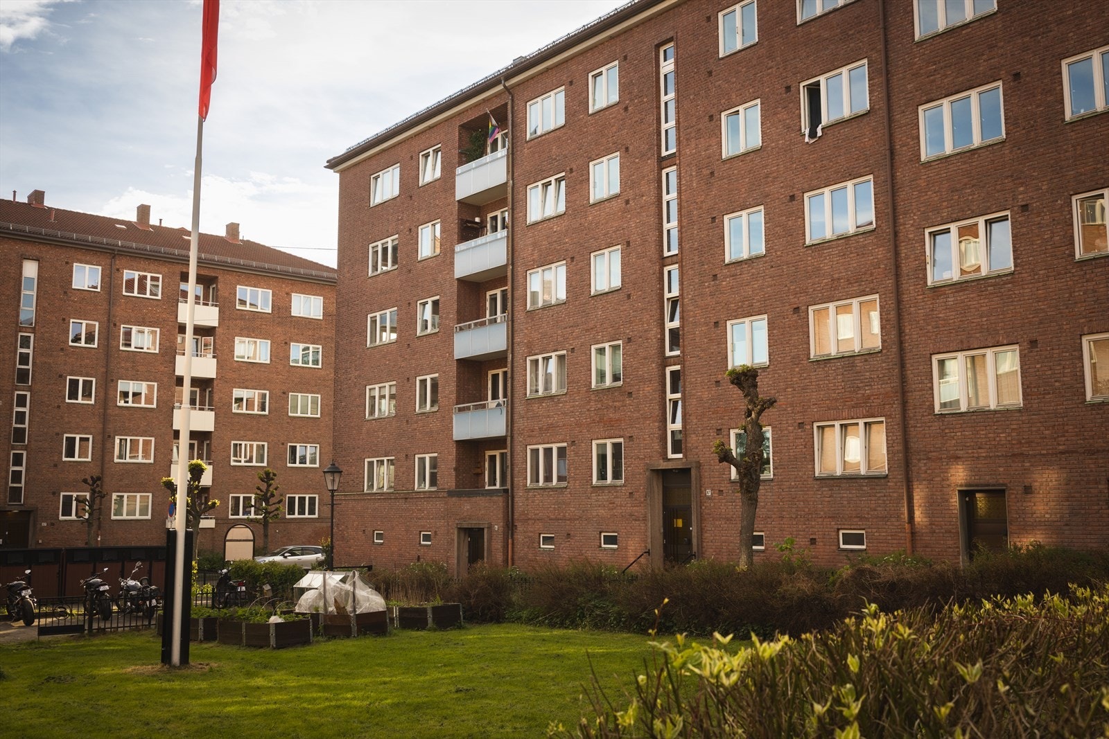 - Fantastisk bakgård med hage og sittegrupper - Galleribilde