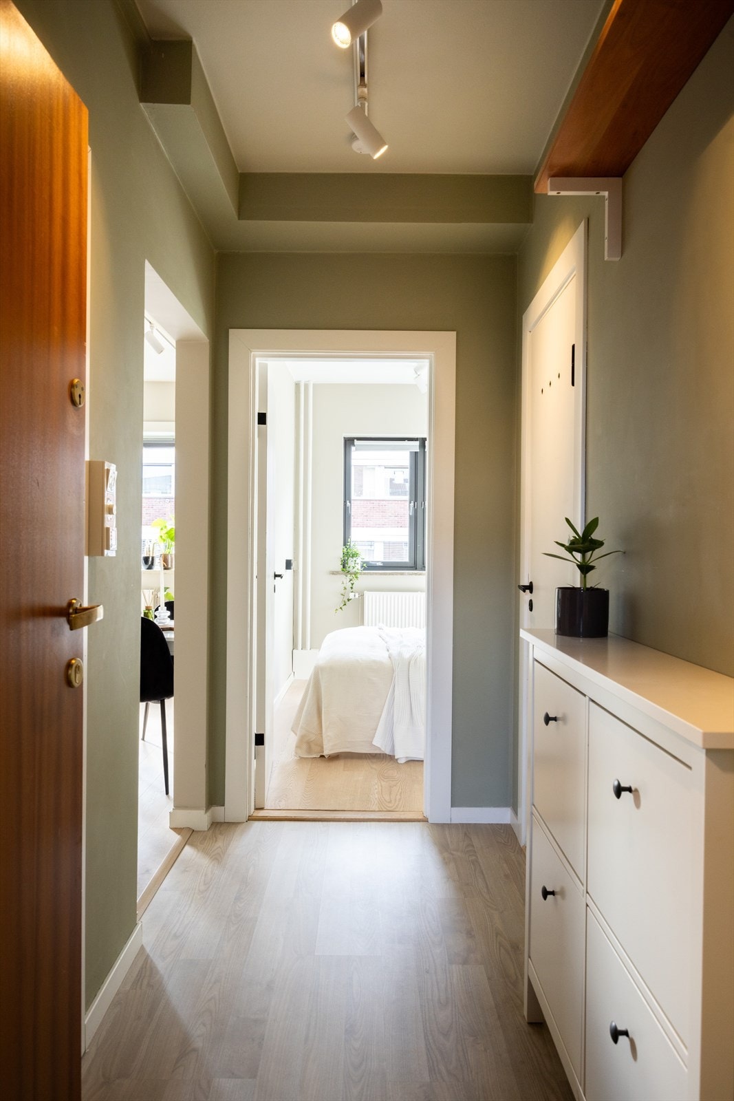 - En lys og innbydende entré som gir et godt førsteinntrykk av leiligheten - Galleribilde