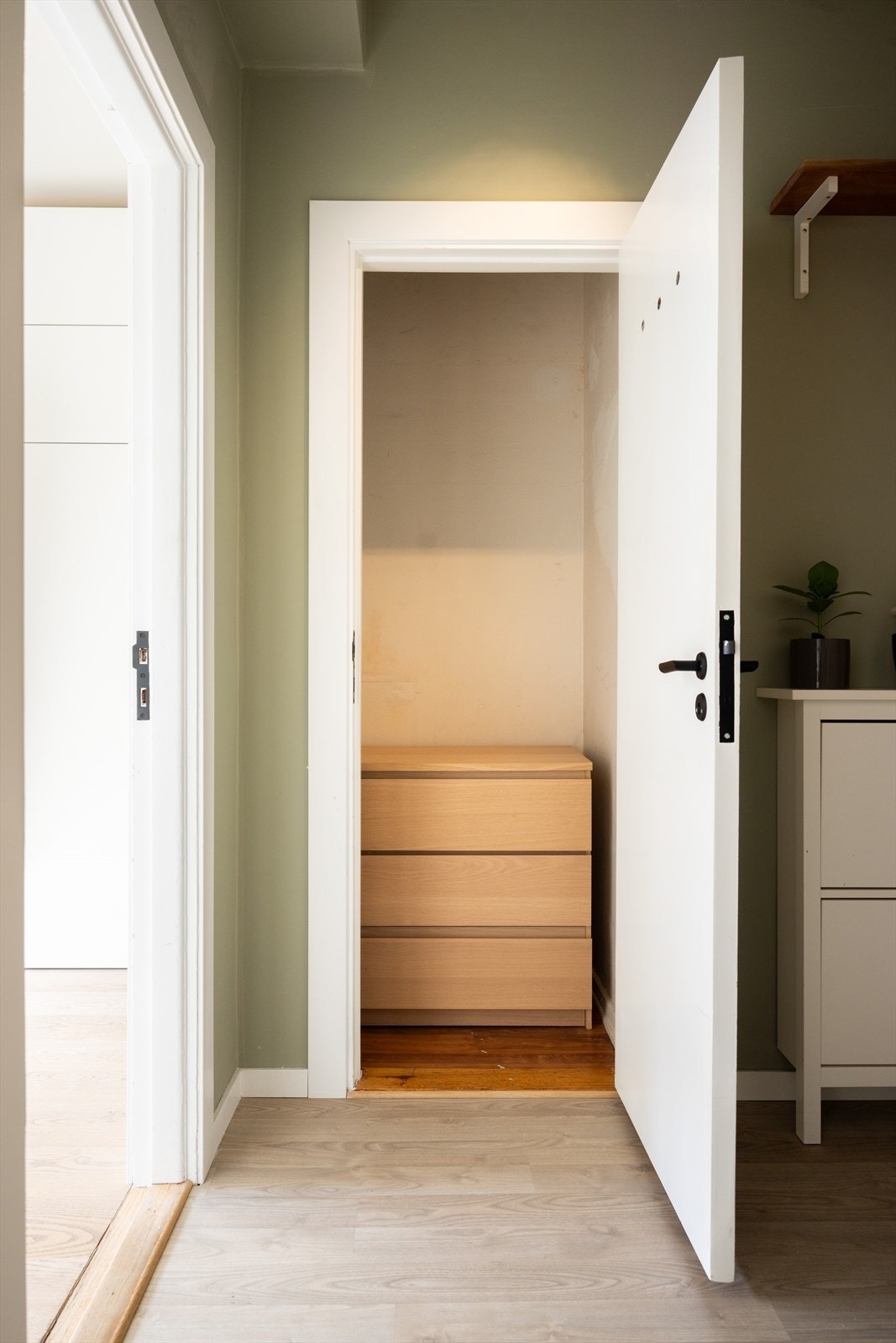 - I tilknytning til entréen er det en praktisk bod med god plass til sko og yttertøy - Galleribilde