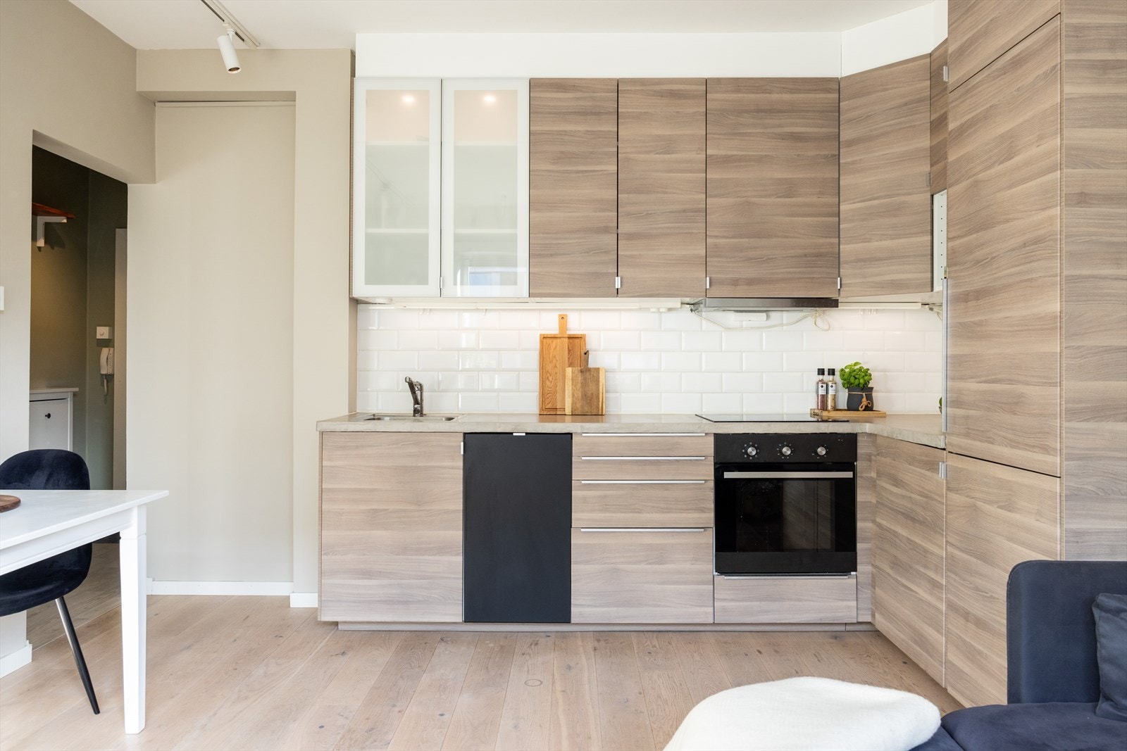 - Kjøkkeninnredning med glatte fronter. Benkeplate av laminat, det er lagt mikrosement på benkeplate med nedfelt vask - Galleribilde