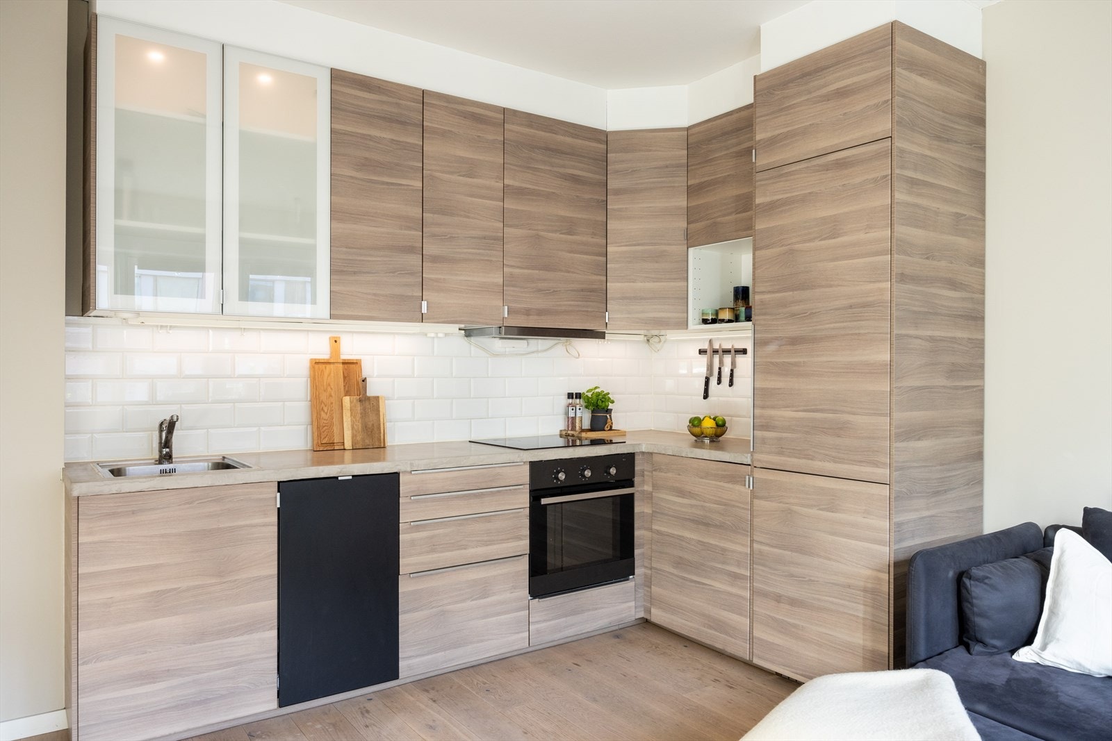 - Av hvitevarer er det integrert platetopp, stekeovn, oppvaskmaskin og kjøl/fryseskap. Kullfilterventilator over kokeplass - Galleribilde