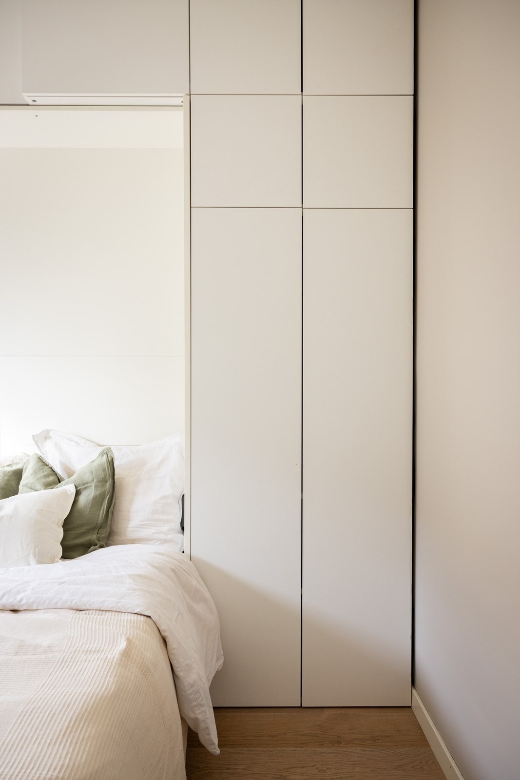 - Godt med oppbevaringsplass i garderobeløsning - Galleribilde