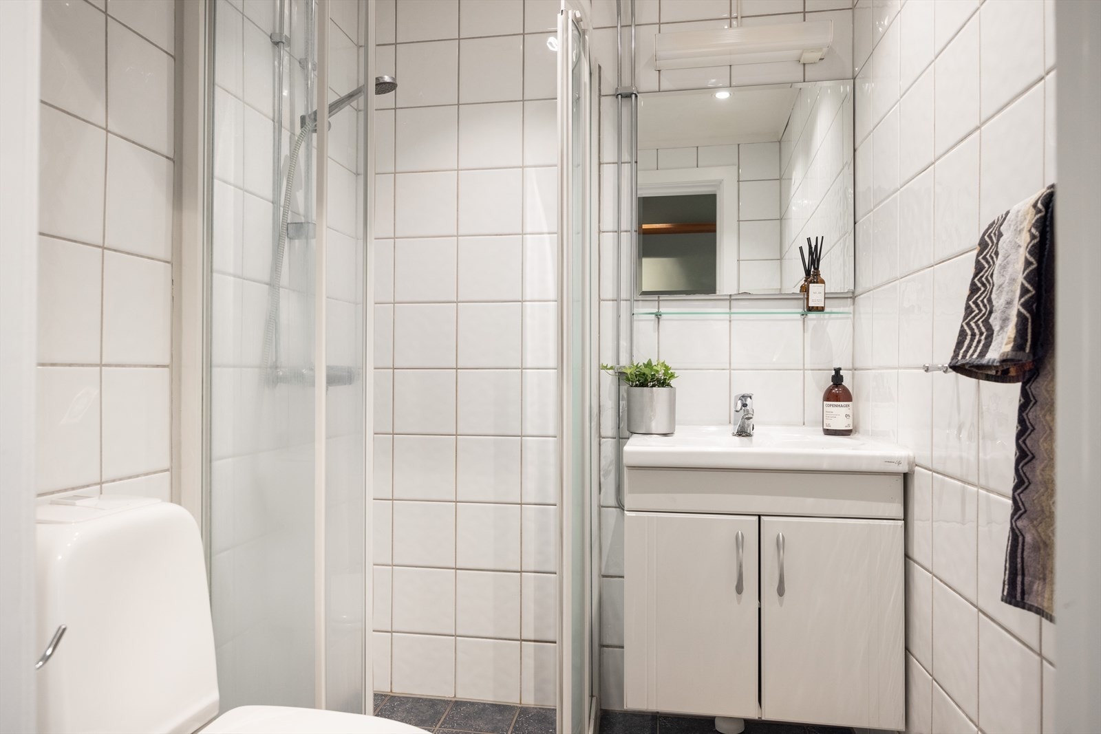 - Flislagt baderom fra 2001 med varme i gulvet og downlights i himling - Galleribilde