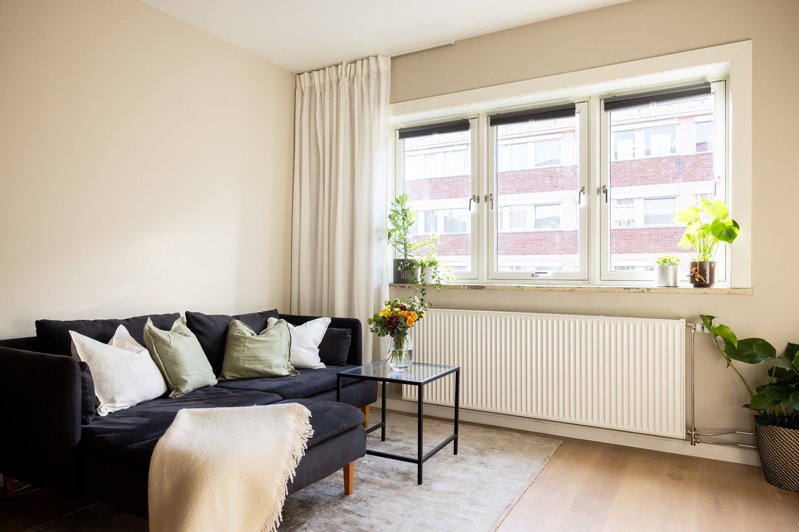 I stuen er det plass til sofaseksjon med tilhørende møblement, TV-benk og spisebord - Galleribilde