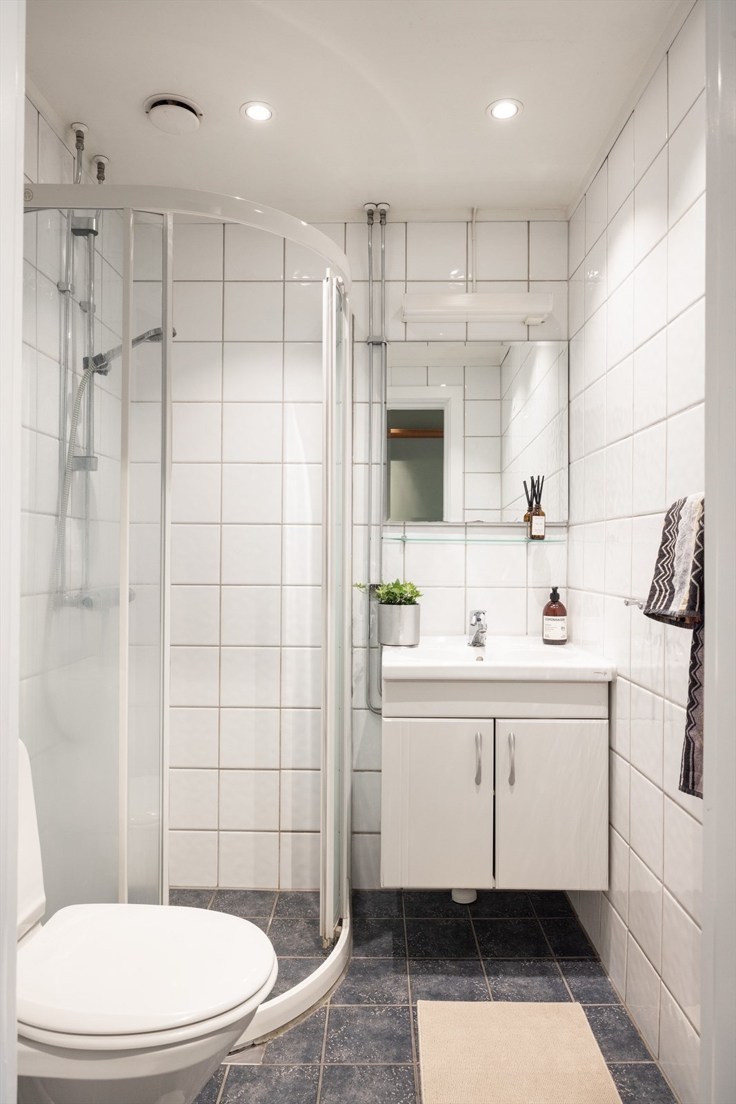 - Baderommet er innredet med klosett, servant nedfelt i innredning, speil og dusjhjørne med skyvbare glassdører. Naturlig avtrekk - Galleribilde