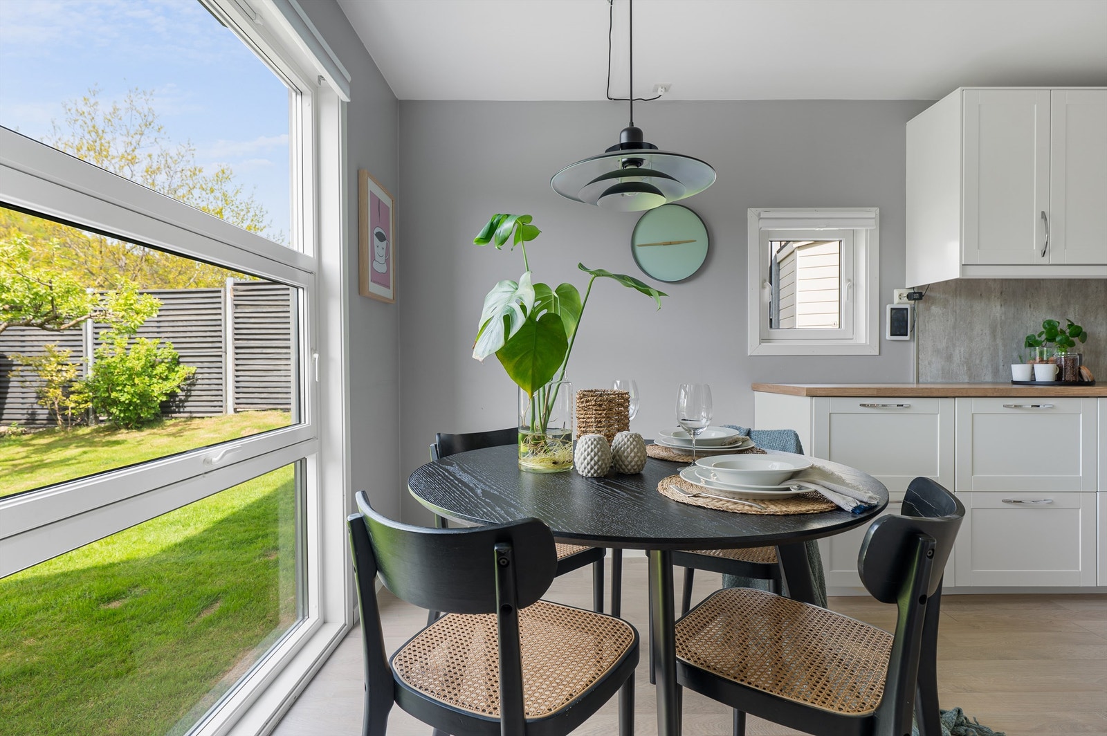 Fint utsyn til hagen fra kjøkken. Galleribilde