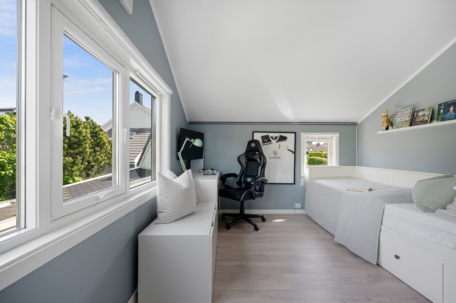 Rommet er av god størrelse med plass til seng, skap og skrivepult. Det er malte vegger og laminat på gulv. Galleribilde