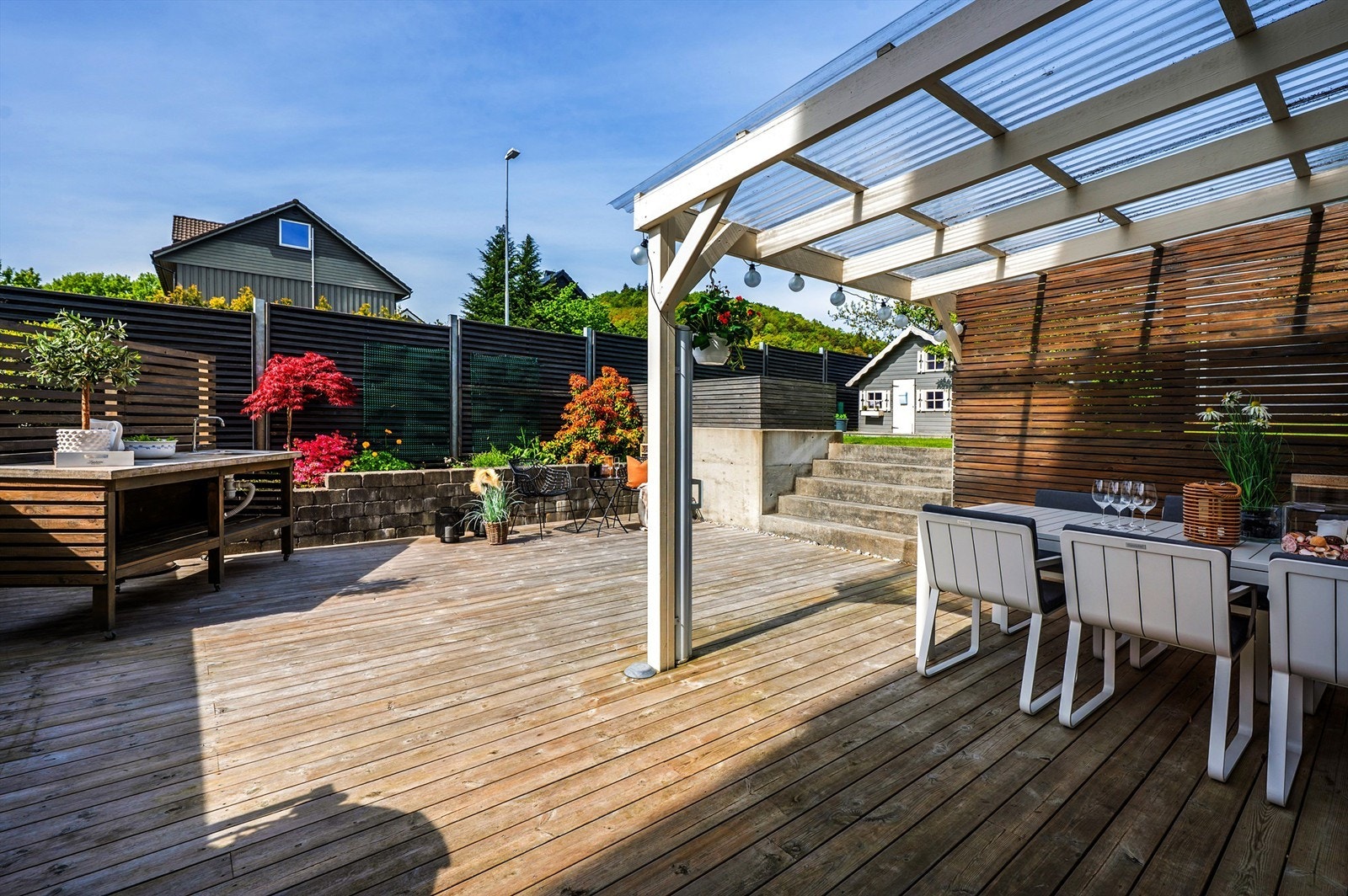 Flott uteområdet med plass til hagemøbler og grill. Terrassen var ny i 2016 og det er pergola fra 2020. Galleribilde