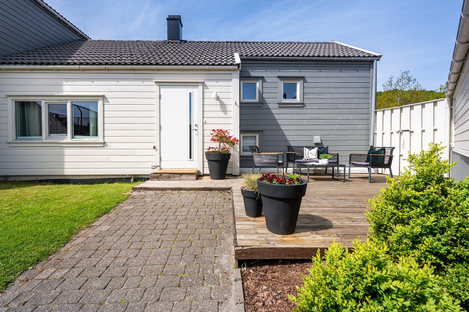 Det er flotte solkroken også ved inngangsparti. Galleribilde