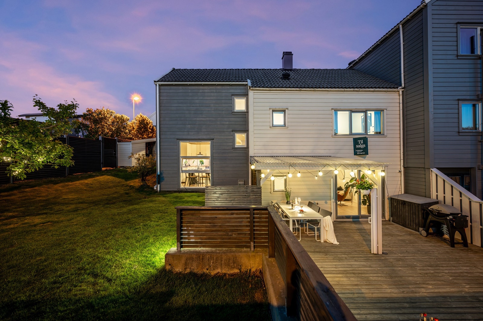 Uteområde kan man nyte både dagtid og kveld. Rikelig med muligheter for å ha hagemøbler, grill og utstyr til barn. Siden huset ligger på enden får man ekstra god hage. Hagen er inngjerdet. Galleribilde
