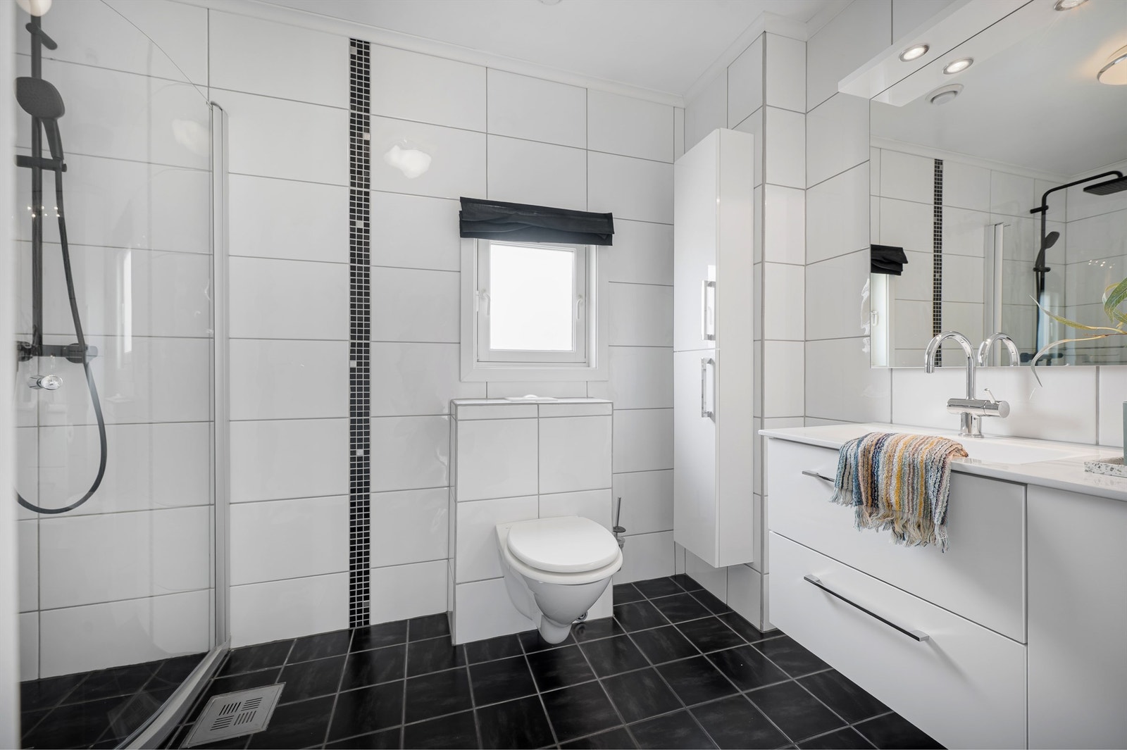 Bad ble pusset opp i 2009, mens dusjarmatur er nytt i 2024. Badet er helfliset med varme i gulv. Galleribilde