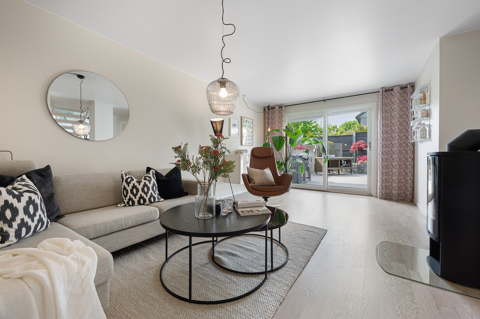 Stuen med utgang til flott uteplass. Galleribilde