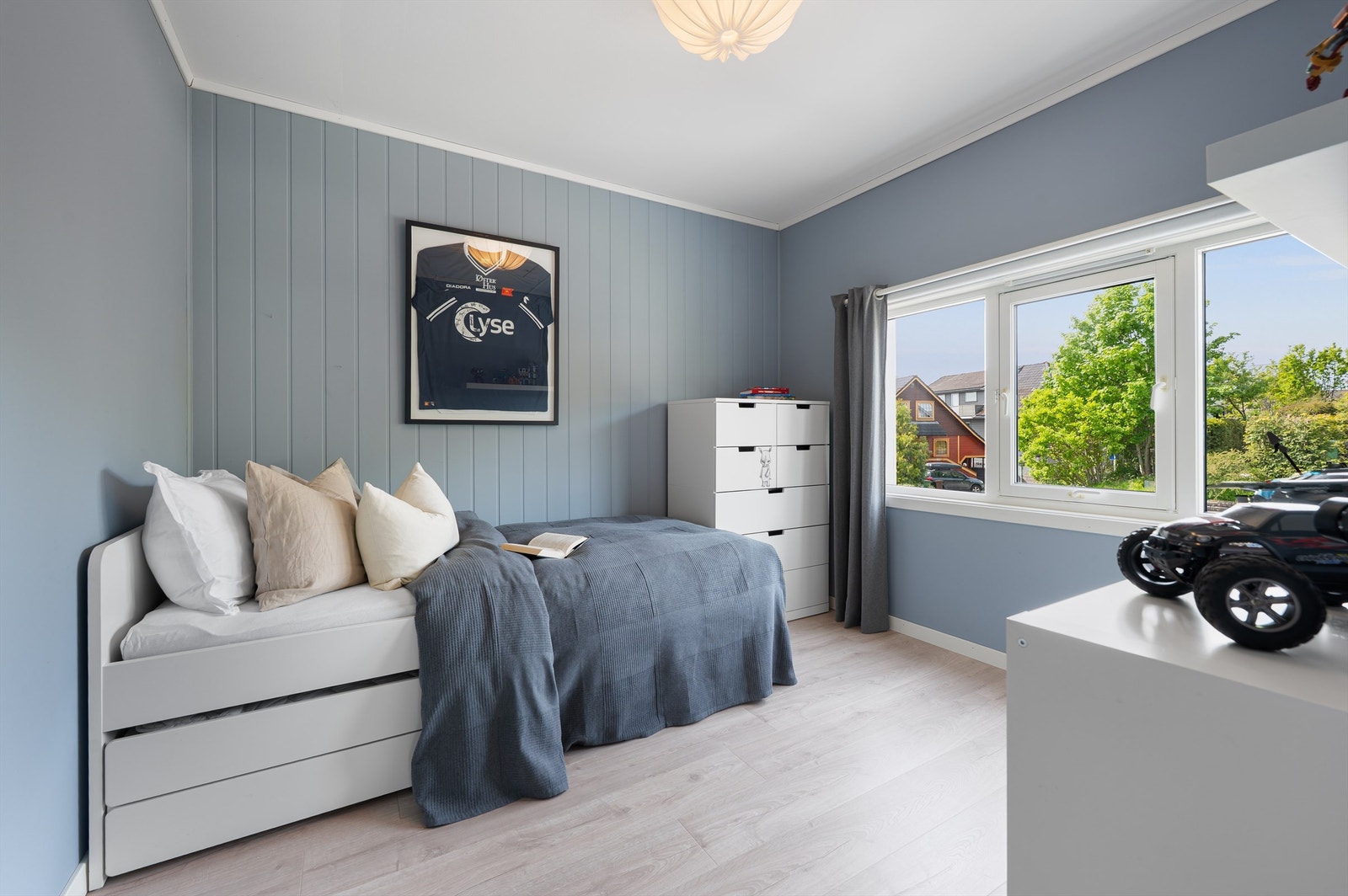 Soverom II er av god størrelse med plass til både seng og skap, samt skrivepult om ønskelig. Galleribilde