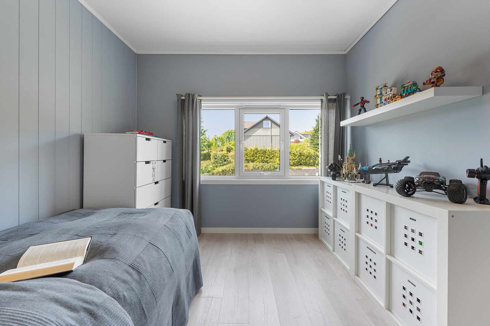 Vegger er malte og det laminat på gulv. Galleribilde