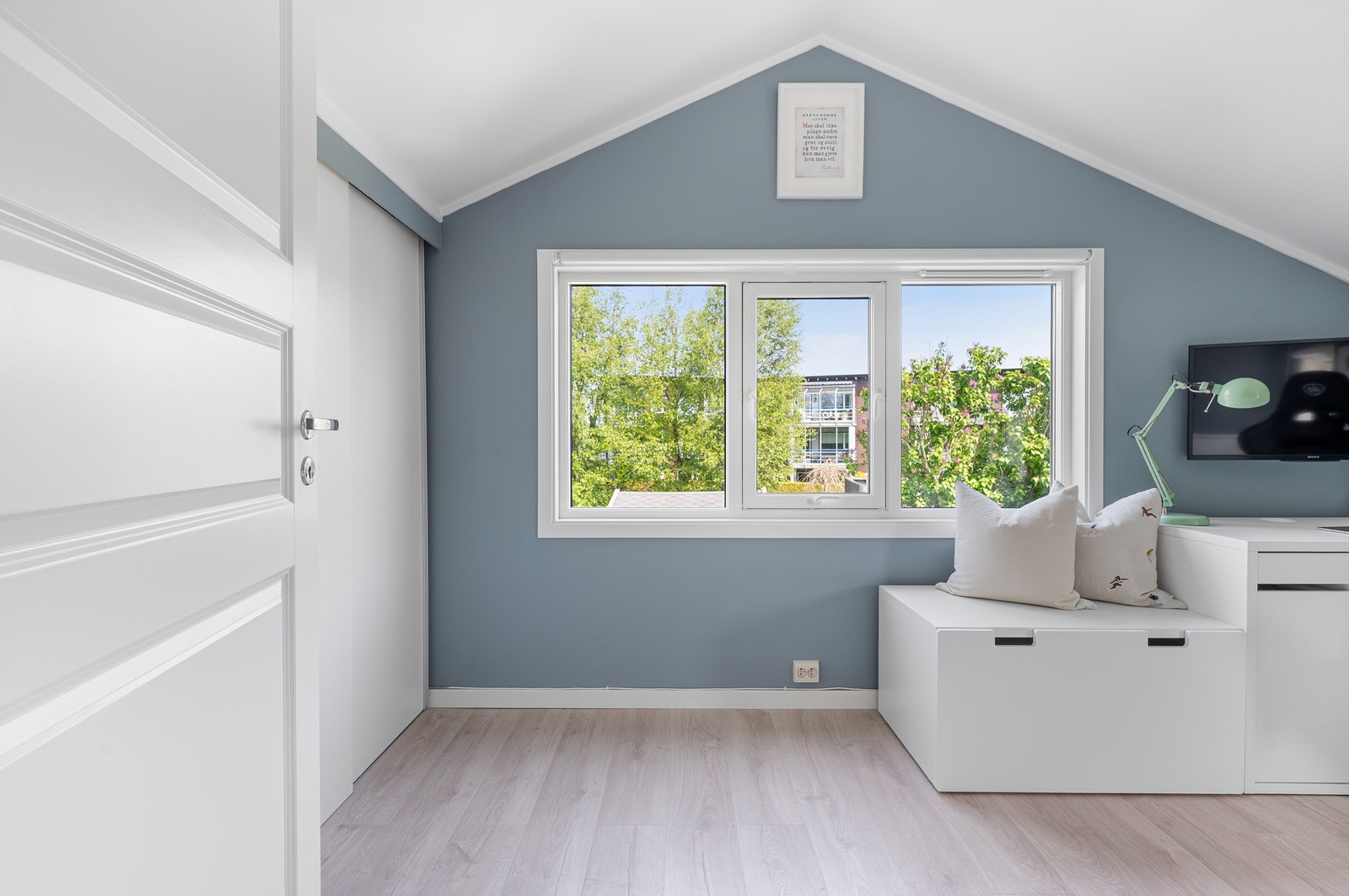 Soverom III ligger opp noen trappetrinn. Galleribilde