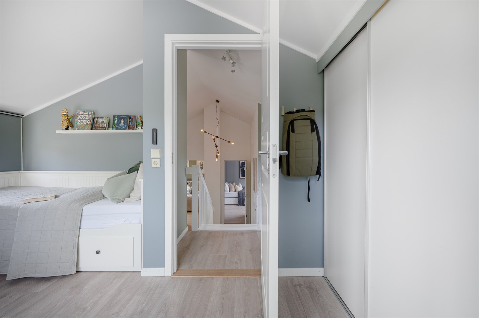 Det er skyvedørsgarderobe med god oppbevaringsplass. Galleribilde