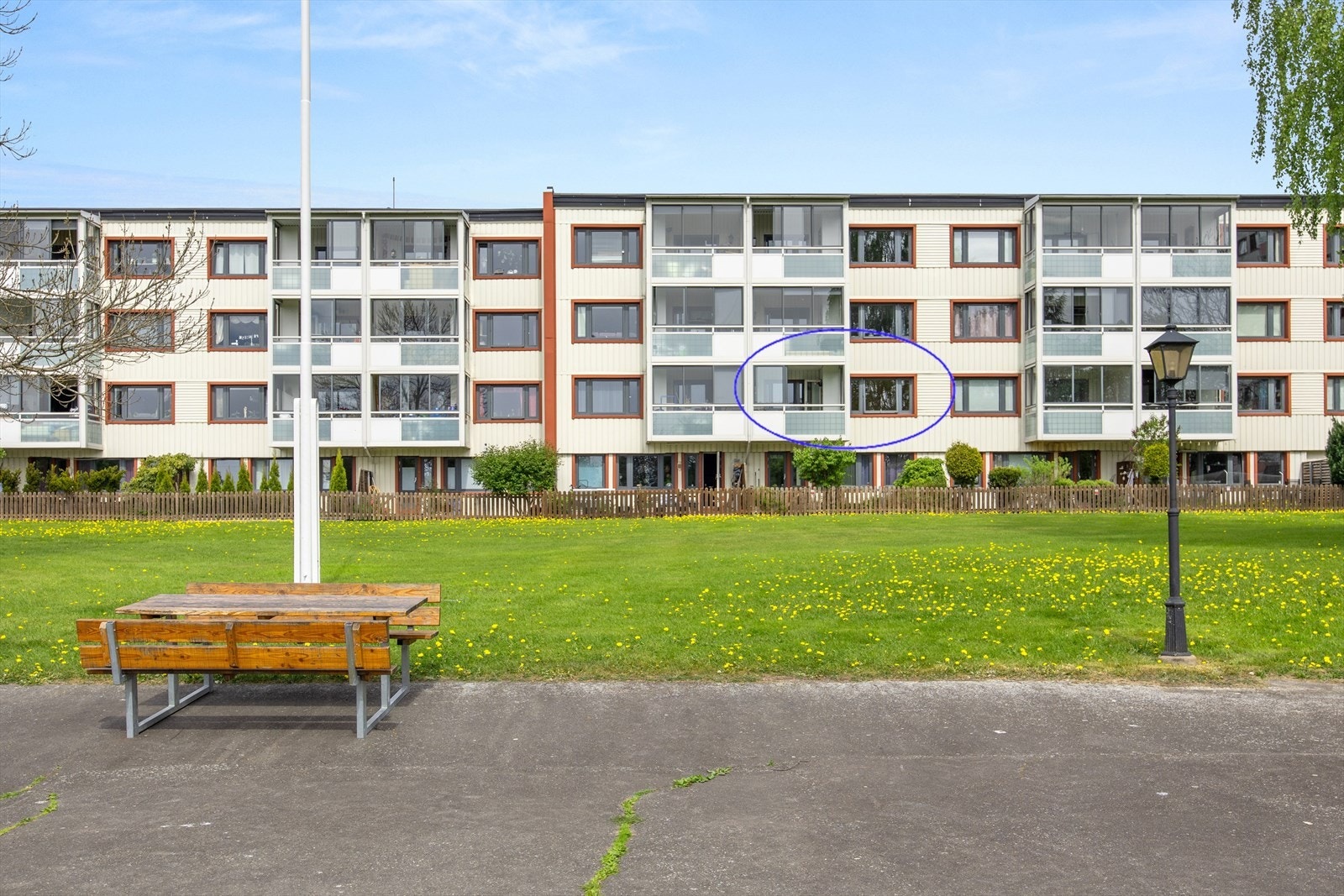 En gjennomgående 3-roms leilighet med innglasset balkong i høy 1.etasje! Galleribilde