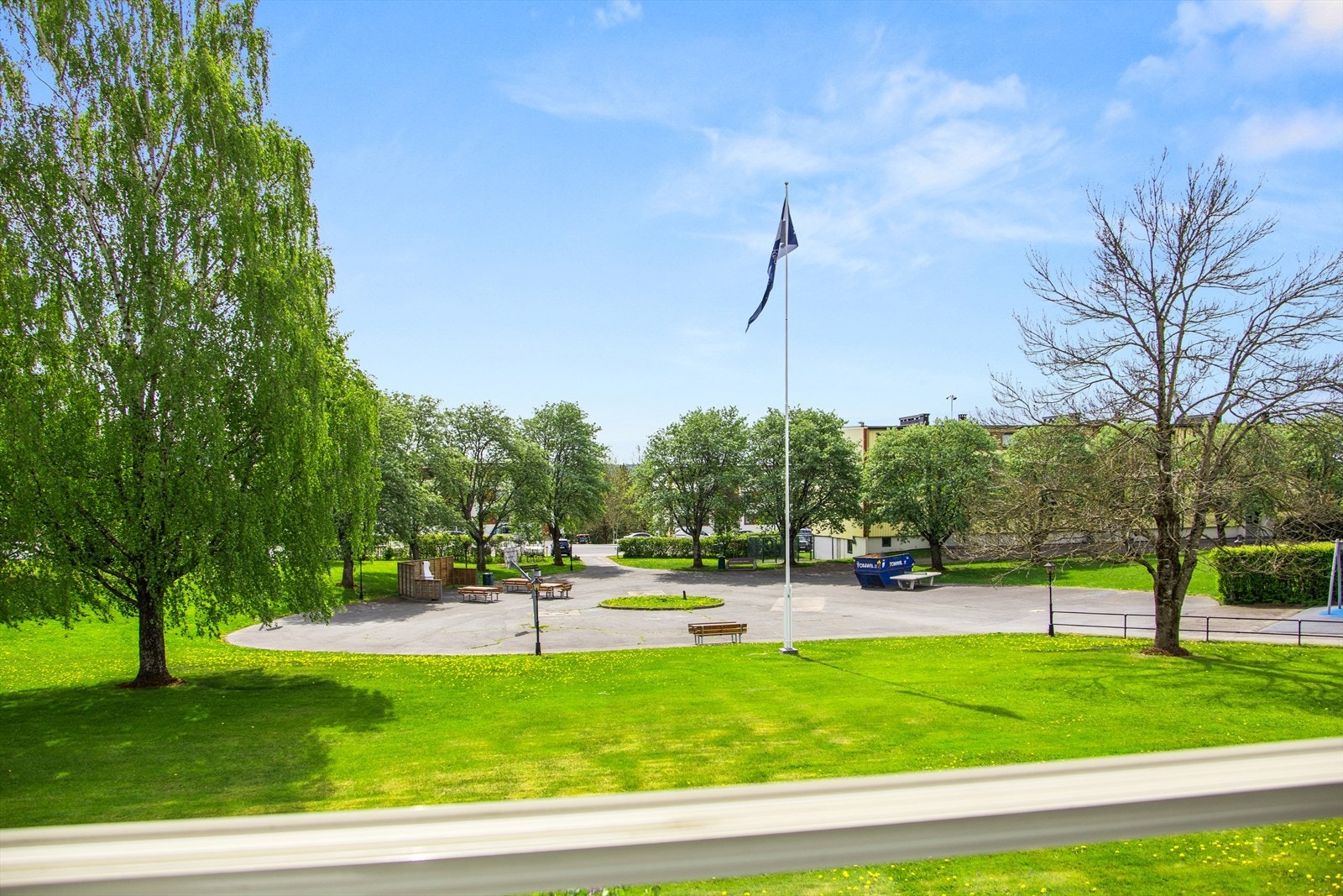 Fra balkongen med sydvendte solforhold har man nydelig utsyn over rolige og pene grøntarealer. Galleribilde