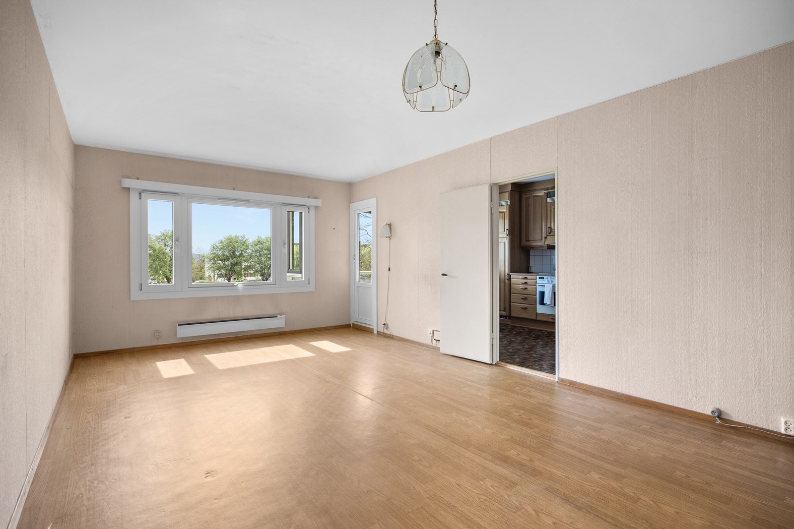 Lys stue med potensial for å skape en hyggelig og sosial sone, her er det plass til både sofagruppe og spisebord. Galleribilde