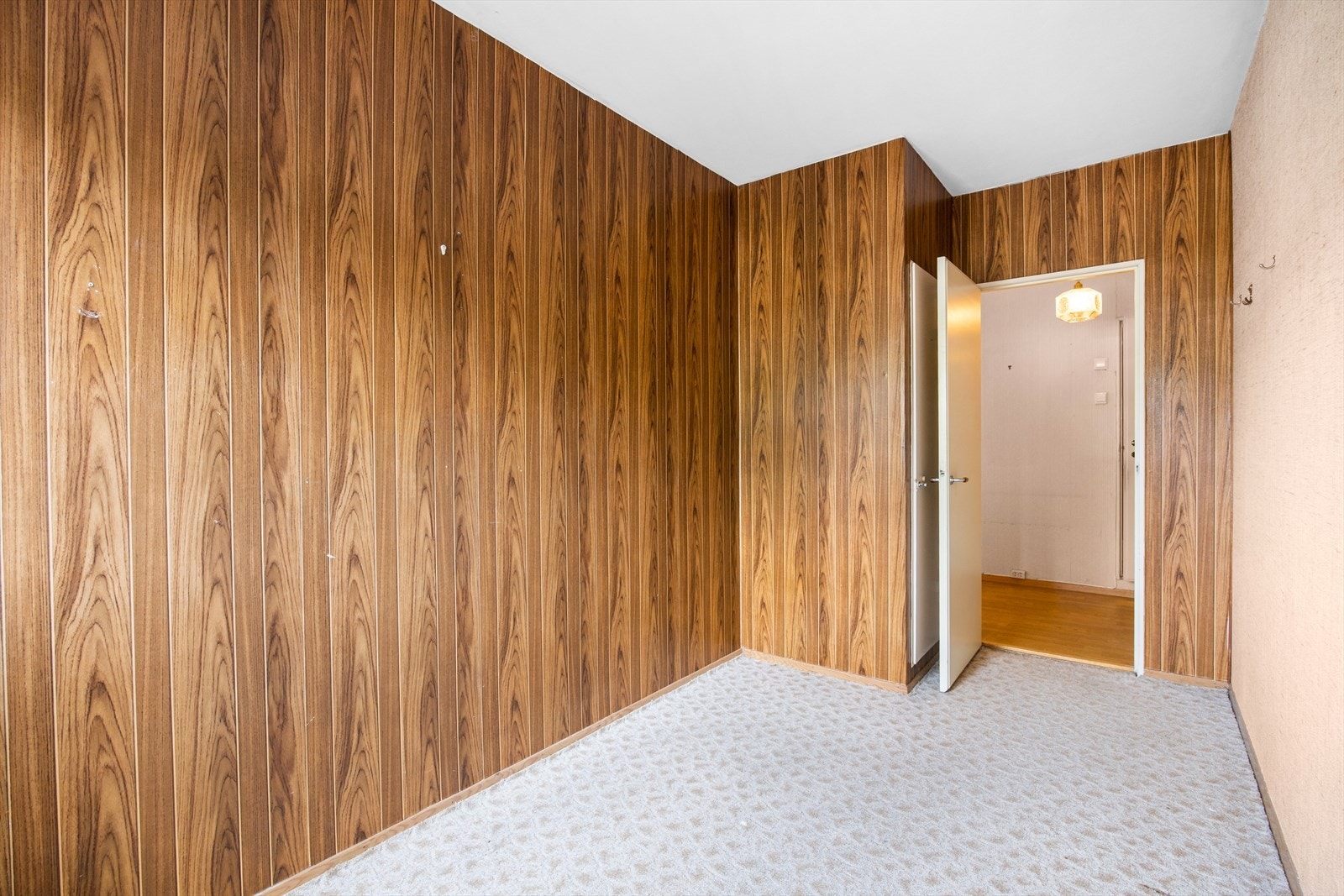 Her er det god plass til et garderobeskap og det er et integrert garderobeskap på venstre side Galleribilde