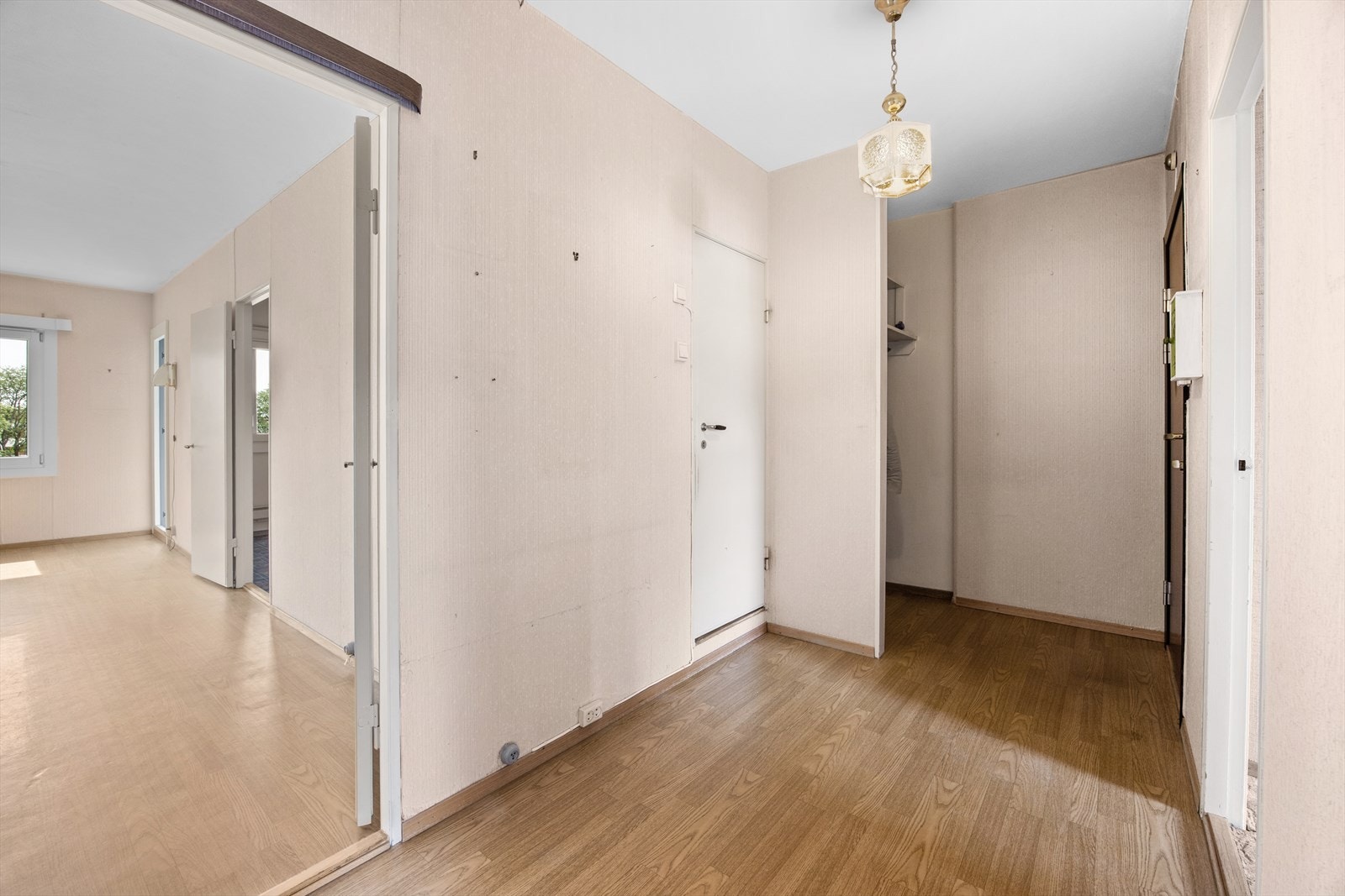 Velkommen inn! Praktisk entré med plass til å henge fra seg jakker og sette fra seg sko. Galleribilde