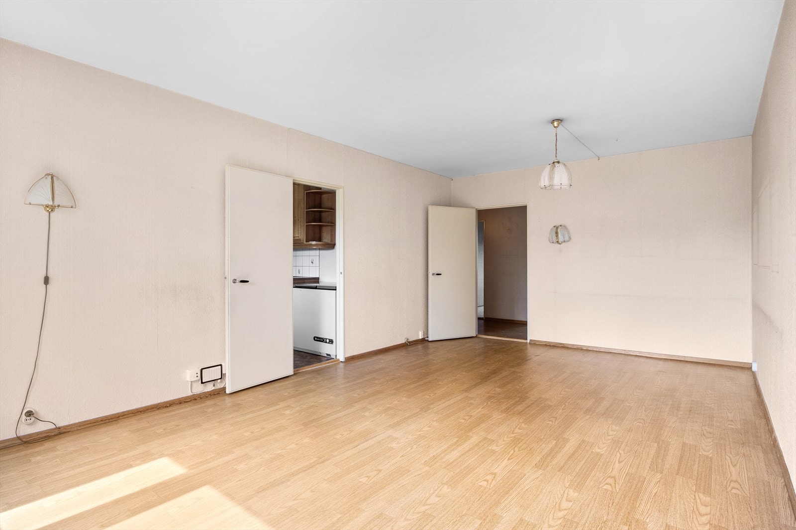 Praktisk utformet med god plass til sofa i hjørnet Galleribilde